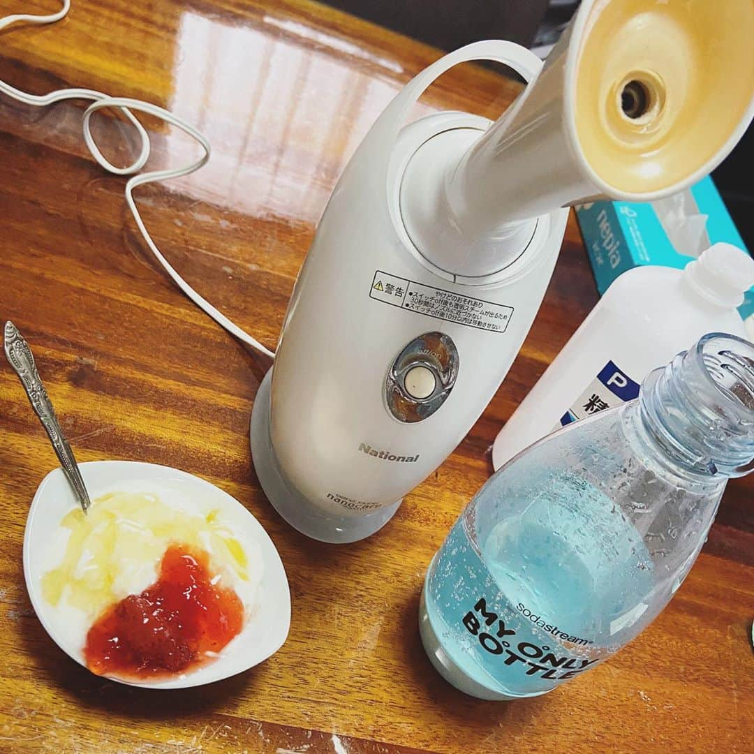 梶有紀子さんのインスタグラム写真 - (梶有紀子Instagram)「. 朝の #morningroutine☀️ . #たまにはね #nanocare #いちごヨーグルト #蜂蜜ヨーグルト #sodastream #炭酸水 . さて本日は18:00にカバー動画 UP🔺 【CHEMISTRY/piecesofadream 】 . そして21:00からはYouTubeLiveです🤗 . お知らせもありますのでご覧くださいませ✌️ . ‪【本日はYouTube Live 21:00-放送します🎥】‬ . ‪こちらでご覧ください💁‍♀️ https://youtu.be/Ojm-kioND8E . ‪Talk Thema▶️‬ ‪⭐️YouTubeの新作カバーをUP🤗歌います ‪⭐KAJIKAJI📰先日のLIVEについて ⭐️これからのYouTube LIVEについて ‪⭐️Switch 夏旅 サヨナラ抱えて僕らは生きる 歌います🎤‬ . ‪チャンネルの登録と通知on！宜しく💋‬ . #今日はこれ #CHEMISTRY #カバー動画 #YouTubeLIVE #お楽しみに✨ . . . #梶有紀子 #yukikokaji #シンガーソングライター #弾き語り #ギター弾き語り #ギター女子 #ギター好きな人と繋がりたい #jpopmusic #japanesemusician #singerslife #japanesesong #音楽好きな人と繋がりたい #instamusiciansdaily #musiciandaily #音楽家 #日常の幸せ #シンガーソングライターと繋がりたい」10月30日 12時51分 - kajiyukiko1112