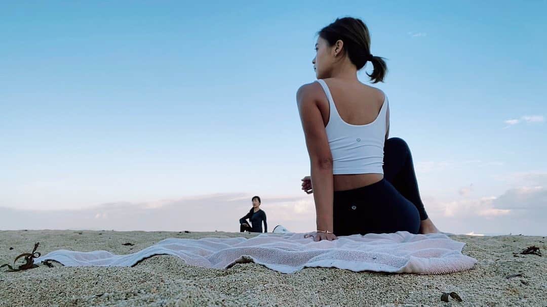 Risako Yamamotoさんのインスタグラム写真 - (Risako YamamotoInstagram)「朝はホテルのビーチヨガに参加🧘🏽‍♀️ 6時台の地平線がピンクでキレイでした🙏🏻💭 ・ 波の音を聴きながらのヨガは格別🙂🙂🙂 ・ ・ #yoga #morningyoga #beachyoga #ヨガ #石垣島」10月30日 12時53分 - risako_yamamoto