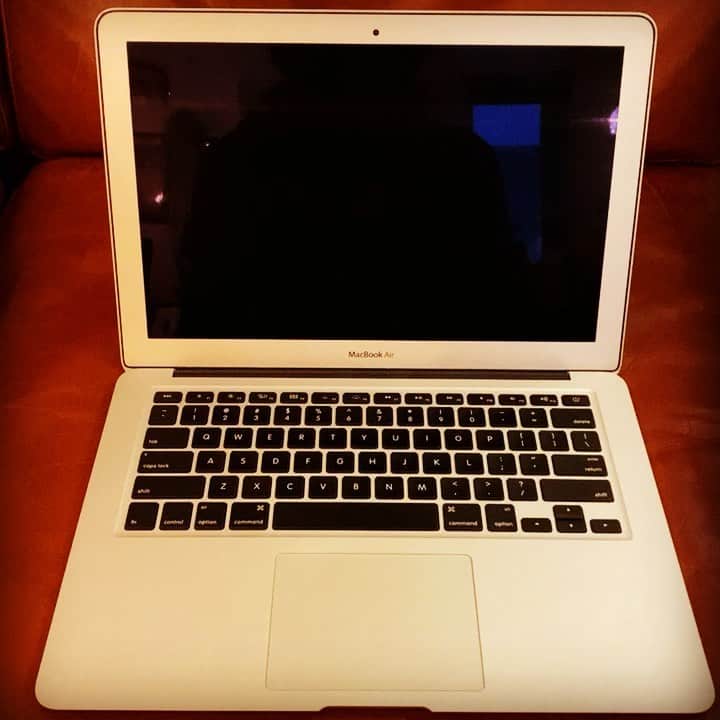 浅田信一のインスタグラム：「MacBook Airにも不具合💻 こんな音聞いたの初めてかも😭  古い機種だしワープロくらいにしか使っていなかったから影響はないけど。なんか切ない。」