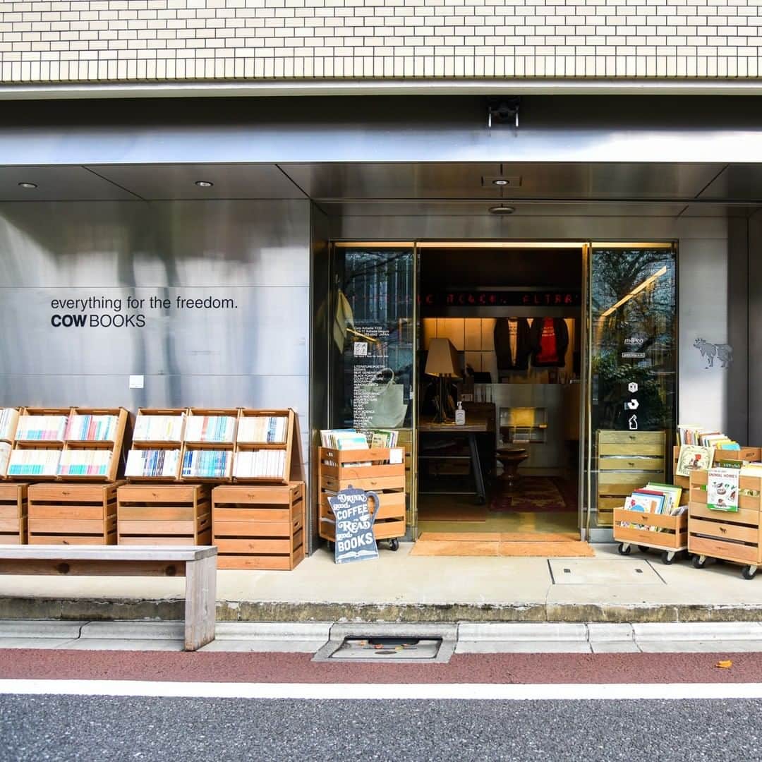 STYLERさんのインスタグラム写真 - (STYLERInstagram)「東京の新ご当地アイテムを探せ。  最近のローカルショップのオリジナルグッズってめちゃくちゃカッコよくない？っていう気づきからスタートした新連載「東京のご当地アイテム見つけました」。  編集部が東京を歩き、ローカルなオリジナルグッズを見つけていきます。今回は中目黒のブックストア〈COW BOOKS〉でイケてるスウェットを発見！  #facymen #ご当地アイテム #東京観光 #お土産 #東京みやげ #cowbooks #カウブックス #winacowfree #中目黒 #本屋 #古書店 #ブックストア #スウェット #オリジナルグッズ #ローカル #ローカルショップ」10月30日 12時59分 - facy_men