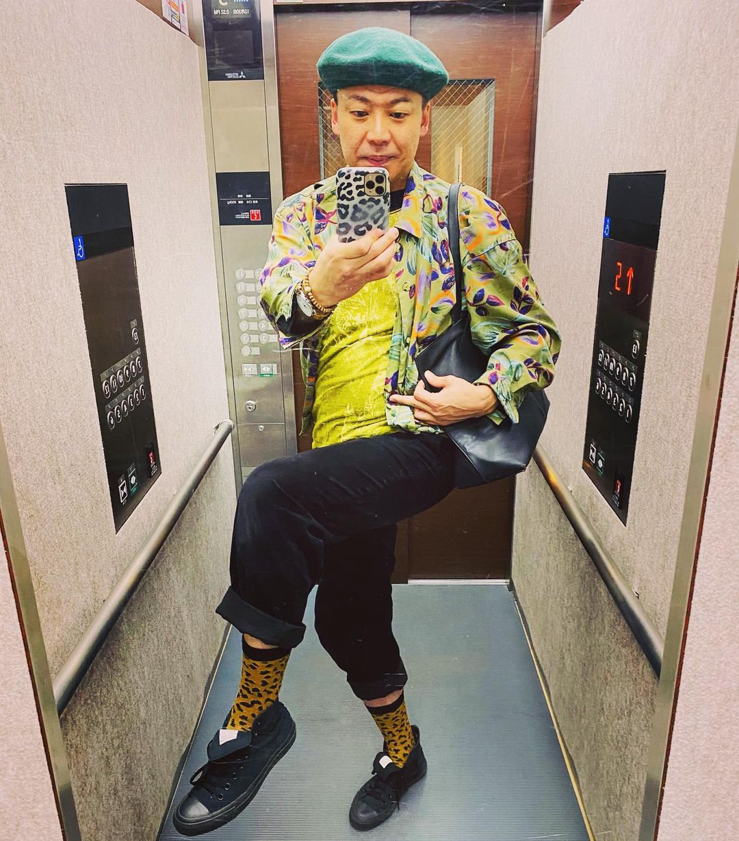 のインスタグラム：「今日の私服でおま😉✌️✨✨✨✨✨ 今日は秋の古着コーデ‼️ モスグリーンの花柄ブルゾンに緑ベレー帽、ヒョウ柄見せ靴下🧦で合わせてみまちた😃💡💡💡  今日はこれから　女子会ランチに　女子会スィーツよ〜😋😉💖💖💖  行ってきまーす💨💨 #私服 #ootd  #古着ミックスコーデ #ヒョウ柄靴下 #美川憲一 #美川憲二 #ヒデコフランセスカ #オネェ系 #ものまね」