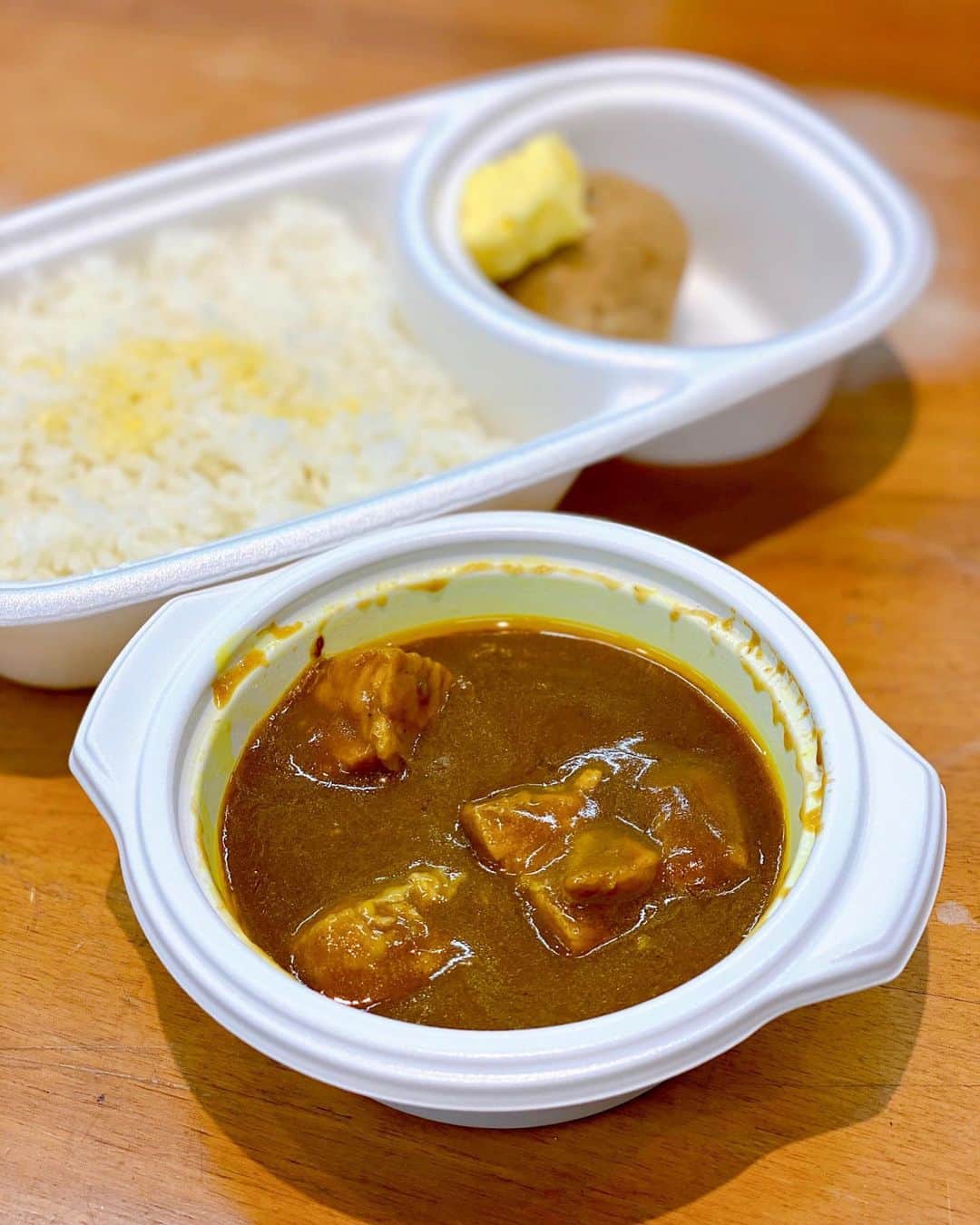 秋山具義さんのインスタグラム写真 - (秋山具義Instagram)「撮影スタジオにいろいろなお店のお弁当があっても、ついつい選んでしまう『オーベルジーヌ』のカレー♡﻿ 久しぶりに食べたけど、やっぱり美味しいな〜！﻿ ﻿ #オーベルジーヌ #具義カレー2020」10月30日 13時00分 - gugitter
