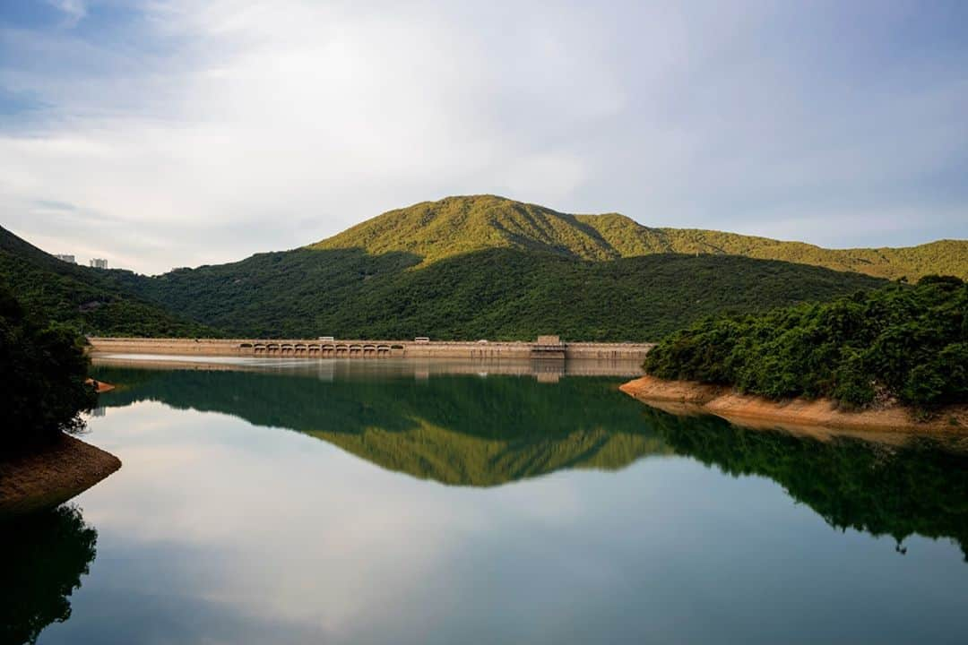 Discover Hong Kongさんのインスタグラム写真 - (Discover Hong KongInstagram)「Finding peace in symmetry 😌 如畫山水，一見心境平靜。😌 📷: Leica Akademie Instructor Colin Lau with Leica M10 P 攝影：徠卡學院導師劉冠麟；相機︰徠卡 M10 P #DiscoverHongKong @leicacamerahk」10月30日 13時00分 - discoverhongkong