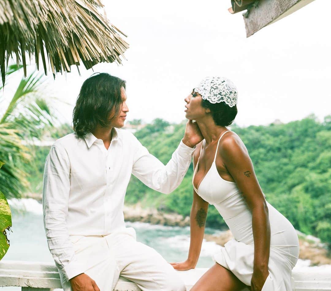 ジャッキー・クルーズのインスタグラム：「You never judged my pain, you never made me feel less than and you always gave me that unconditional love that I never understood until I met you...⁣⁣⁣ ⁣⁣⁣ Link in bio for @brides exclusive.⁣⁣ ⁣⁣ Photographer: @e_h_」
