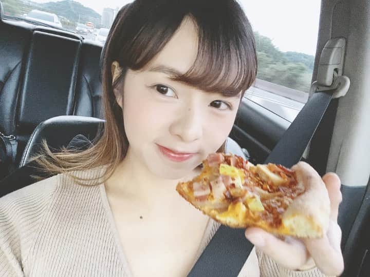Dewi Chienのインスタグラム：「午安～跟你們分享最近發現的好吃披薩🍕 #甜蜜的投降 #名字好會取」