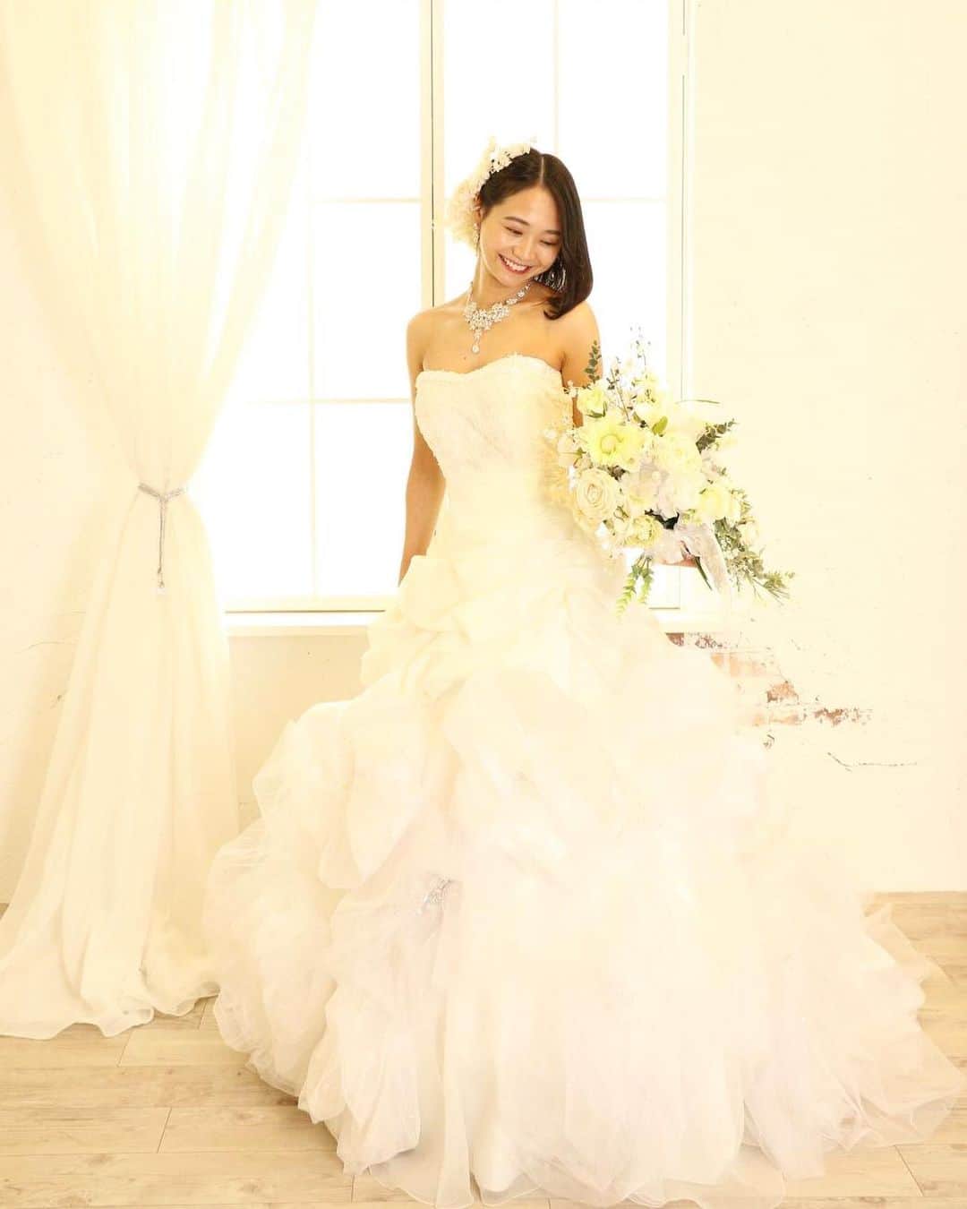 緑川静香さんのインスタグラム写真 - (緑川静香Instagram)「お待たせしました←？﻿ ﻿ ウエディングドレスショットです☺️✨✨✨﻿ ﻿ 久々にウエディングドレス着てテンション上がりました🥰笑﻿ ﻿ #それって実際どうなの課 #ウエディングドレス #weddingdress  #さやこさんありがとう #ドレス姿の反響が多く嬉しいです」10月30日 13時10分 - midorikawa_shizuka