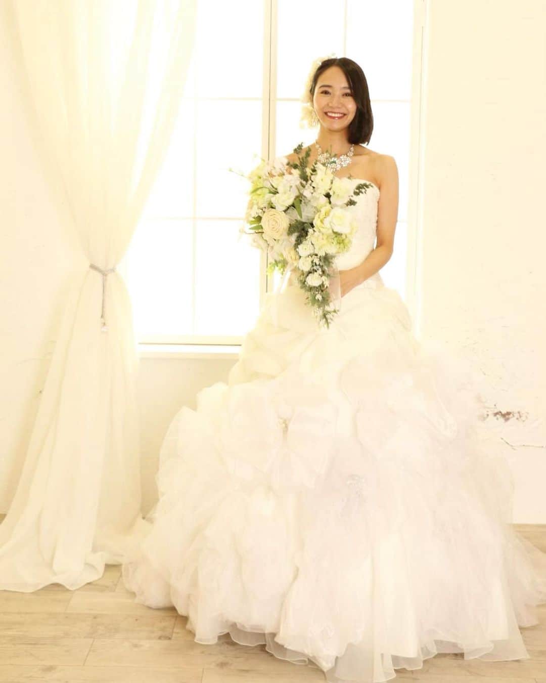 緑川静香さんのインスタグラム写真 - (緑川静香Instagram)「お待たせしました←？﻿ ﻿ ウエディングドレスショットです☺️✨✨✨﻿ ﻿ 久々にウエディングドレス着てテンション上がりました🥰笑﻿ ﻿ #それって実際どうなの課 #ウエディングドレス #weddingdress  #さやこさんありがとう #ドレス姿の反響が多く嬉しいです」10月30日 13時10分 - midorikawa_shizuka