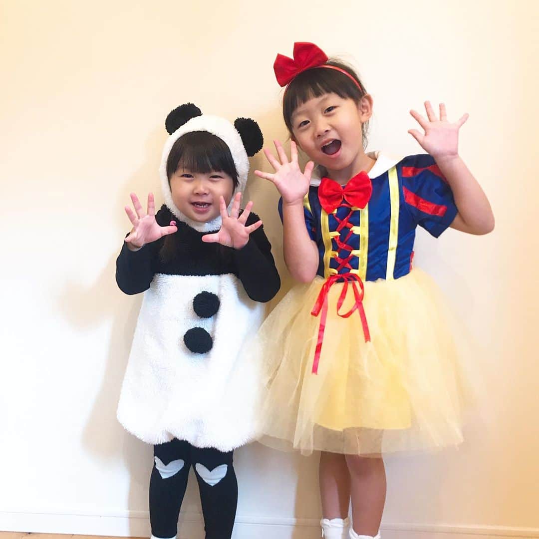 秋本ゆかりのインスタグラム：「🎃🎃HappyHalloween🎃🎃 白雪姫🍎とパンダ🐼参上！！  ルンルンで保育園へ行きました❤︎楽しんできてね☺️  .  #ハロウィン#ハロウィンパーティー#保育園#🎃 #長女#白雪姫#次女#パンダ#🐼#姉妹」