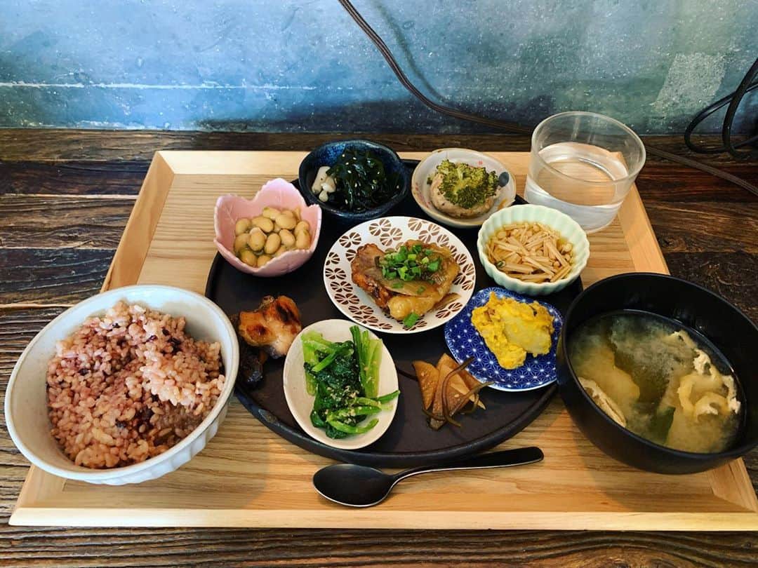小池ジョアンナのインスタグラム：「寝かせ玄米がどうしても食べたくて、 一人ランチに🍀  麺もパンも大好きだけど、 結局いつも本当に食べたいものは 身体に優しい食べものたち。  身体に優しい食べものは、 心にも優しい。  色んな小さい喜びと栄養が詰まった 美味しいごはん🍱  #寝かせ玄米 #ロカボ生活 #低糖質ごはん #低糖質メニュー #玄米 #玄米ランチ #玄米菜食」