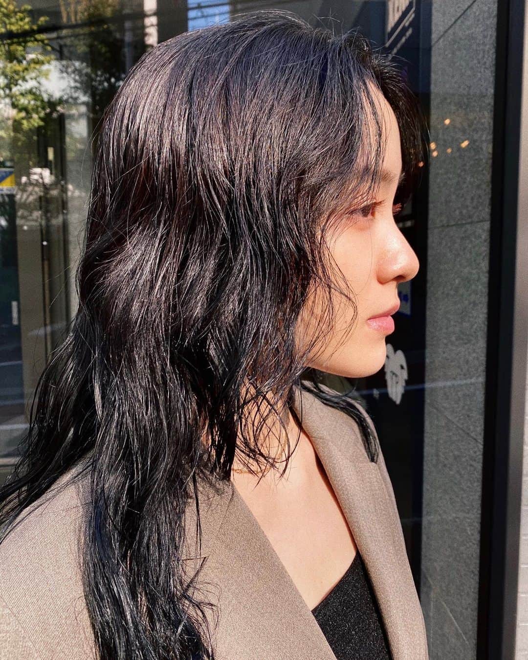 のインスタグラム：「みほさん @sleeping0mihoc のところへ。カラーをブルーブラックで毛先をぶつっと切ってもらった。毎回イメージ通り…！髪の毛が綺麗になると気持ちがしゃんとするな🪐🪐」