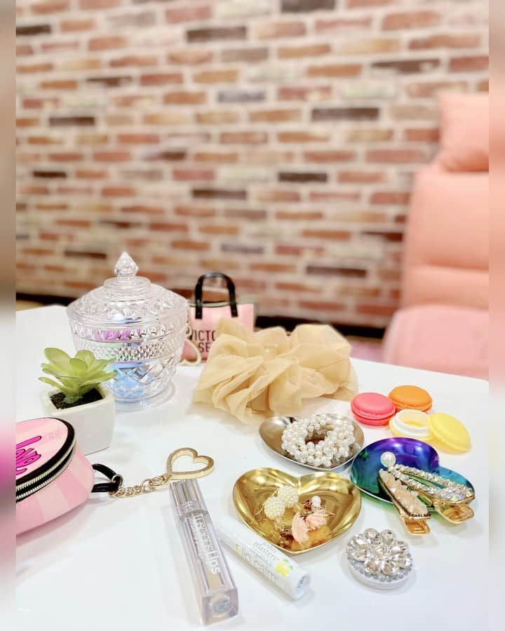 のインスタグラム：「𝙻𝚞𝚙𝚒𝚜の𝚊𝚌𝚌𝚎𝚜𝚜𝚘𝚛𝚢たち♡ キラッキラしてて可愛い〰︎ଘ(੭*ˊᵕˋ)੭* ੈ♡‧₊˚ * ♦️ハートトレー (oth0058) しっかり重みもあってゴージャス♡  #アクセサリー や  #小物 を置くだけで 一気に華やかでお気に入り🌸 * ♦️ #マカロンケース (oth0052) ＝ #収納ケース * ♦️ #シュシュ (v1020) 大ぶりで華やか♡ * ♦️ #ヘアゴム (v0871) パールキラキラ·˖✶˚‧ * ♦️ #スマホグリップ (a207) スマホや小物掛けにも * ♦️ #ヘアクリップ 貝殻 (v0880) パール付(v0876) @queen.lupis ✼••┈┈┈┈┈┈┈┈┈┈┈┈┈┈┈┈••✼ #マカロン #マイホーム #シンプルな暮らし #athome #シンプルライフ #ヘアアクセサリー #雑貨 #カラフル #myroom #お洒落さんと繋がりたい #生活雑貨 #インテリア雑貨 #フォトジェニック #女子力アップ #お部屋 #PR #おうちで過ごそう #おうち時間 #コスメ #お洒落さんと繋がりたい #accessory #ルピス ✼••┈┈┈┈┈┈┈┈┈┈┈┈┈┈┈┈••✼」