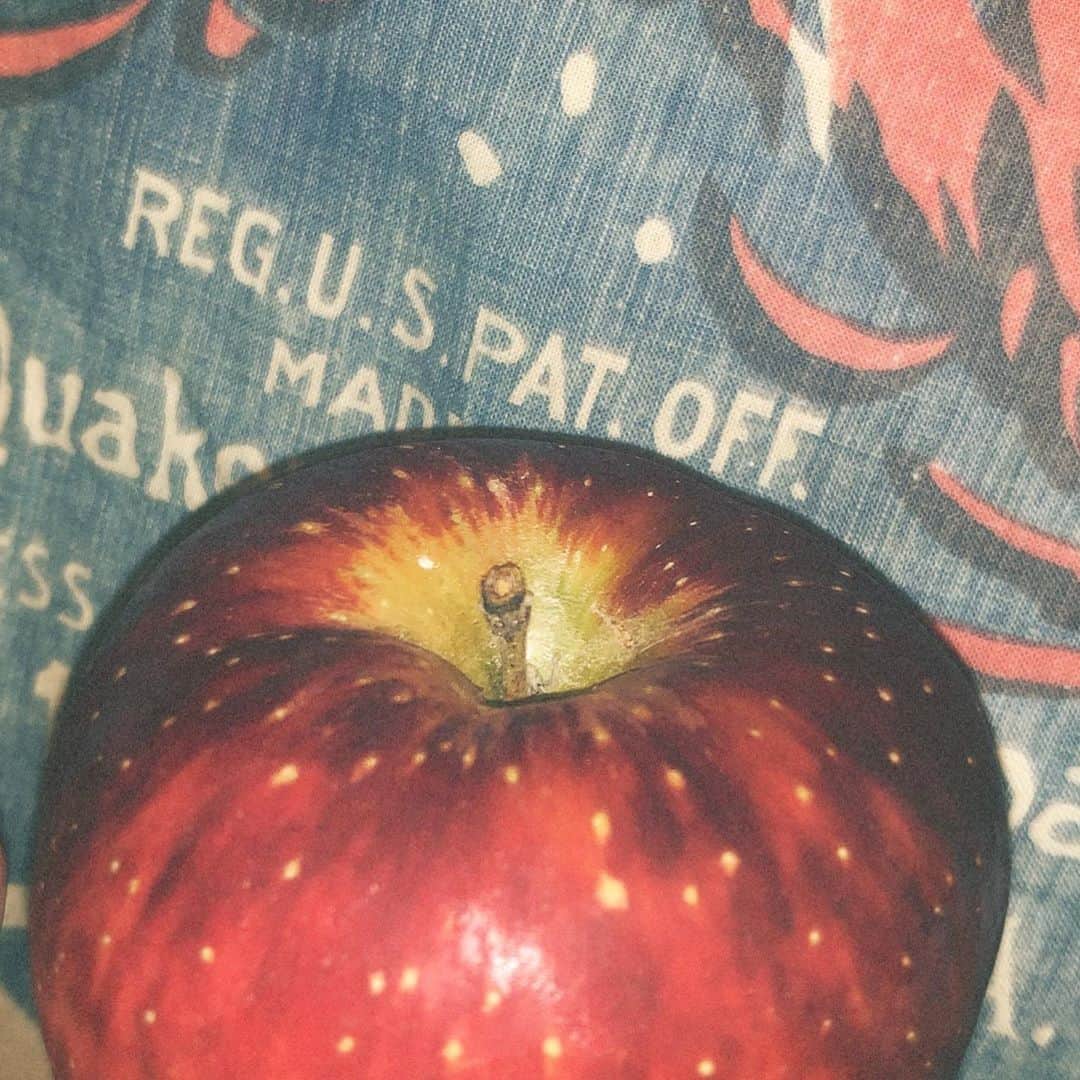 おかもとえみさんのインスタグラム写真 - (おかもとえみInstagram)「りんごの色の深さは赤い海🏖」10月30日 13時16分 - okp_emi