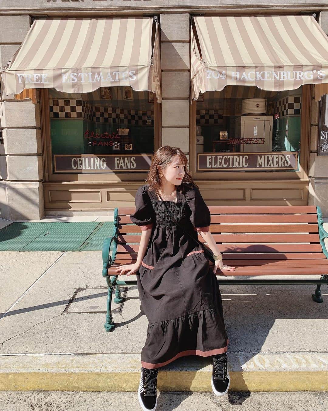 大野愛友佳のインスタグラム：「そいえばUSJのときのワンピース🧸 最近こういう、ステッチが入ってたり華奢なラインが入っててバイカラーになってるものがすきかもっ。 . さらっと着れて動きやすいし、 形はかわいらしいけど、 ブラックだから落ち着いてるし私好み◎ . 今セールにもなってたよ✊ @moussyofficial  . .  #USJ#大阪旅行#usjコーデ#ブラックワンピース#ユニバハロウィン#usjハロウィン#ユニバコーデ#黒コーデユニバ#usj写真スポット#usjコーデ#お出かけワンピ#ブラックコーディネート#休日コーデ#高見えアイテム#高見えワンピース」