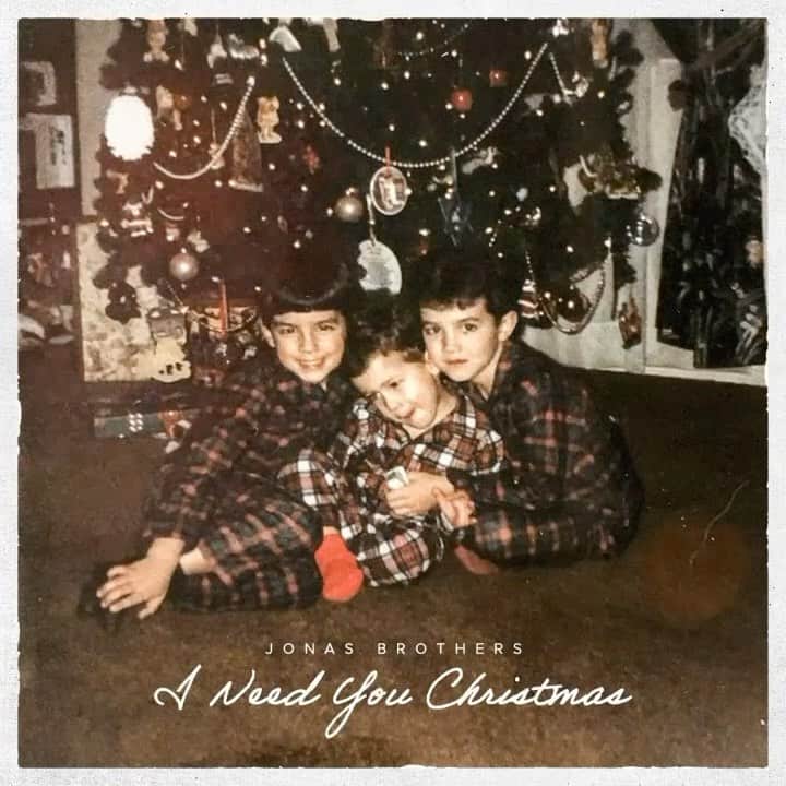 ジョー・ジョナスのインスタグラム：「Seasons change, Come and go, But there’s one thing I know…  I Need You Christmas is out now ❄️🎁🎄」