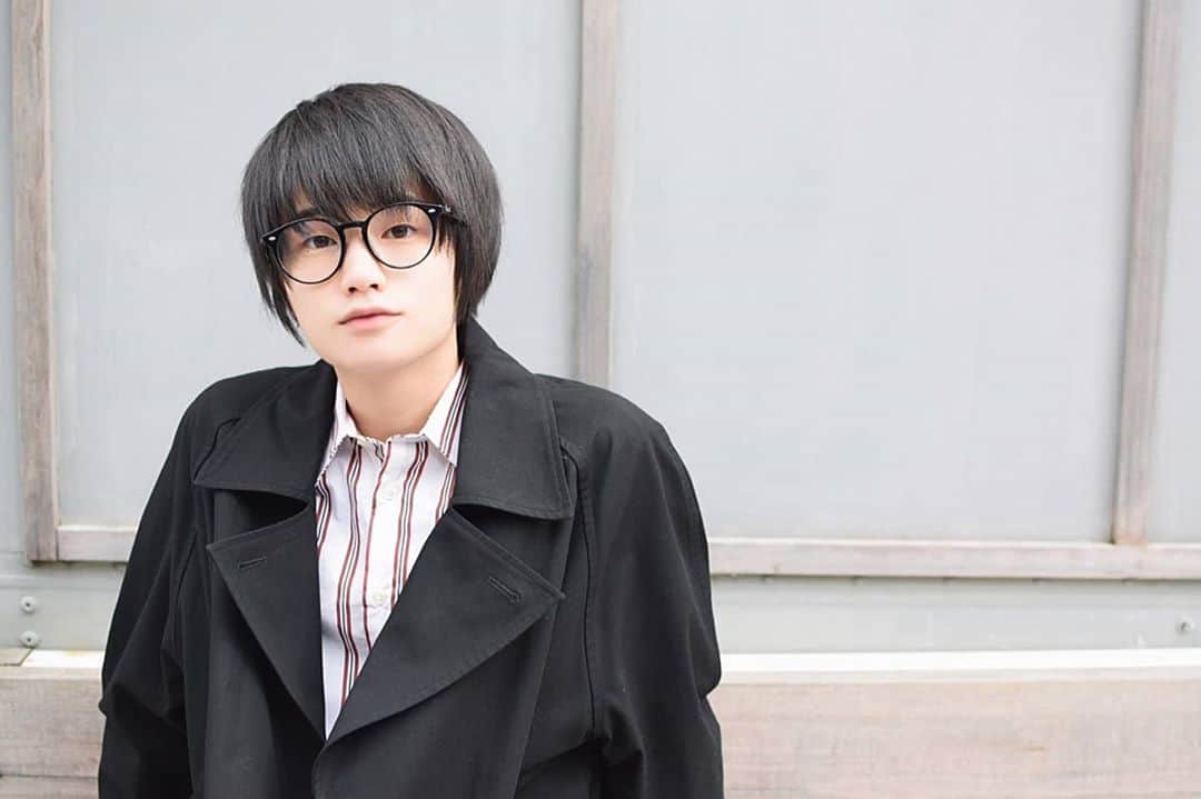 外山将平のインスタグラム：「こんにちは 10月ももうすぐ終わります 今年もあと2ヶ月とは… はやい…🍁  昨日18歳と間違われました笑 あと1週間ちょっとでまた1つ年を 重ねるんですよね。笑 童顔🤔笑  photo by:key #photooftheday#camera#portrait#model#外山将平#役者#俳優#今日の外山#ootd#Nikon#肌#美肌#一重 #写真#撮影#カメラ#ポートレート#ファインダー越しの私の世界#カメラ好きな人と繋がりたい#カフェ#カフェ男子#作品撮り#黒髪#メガネ男子#natural#followｍe#ノーセット#コーデ#instalik」