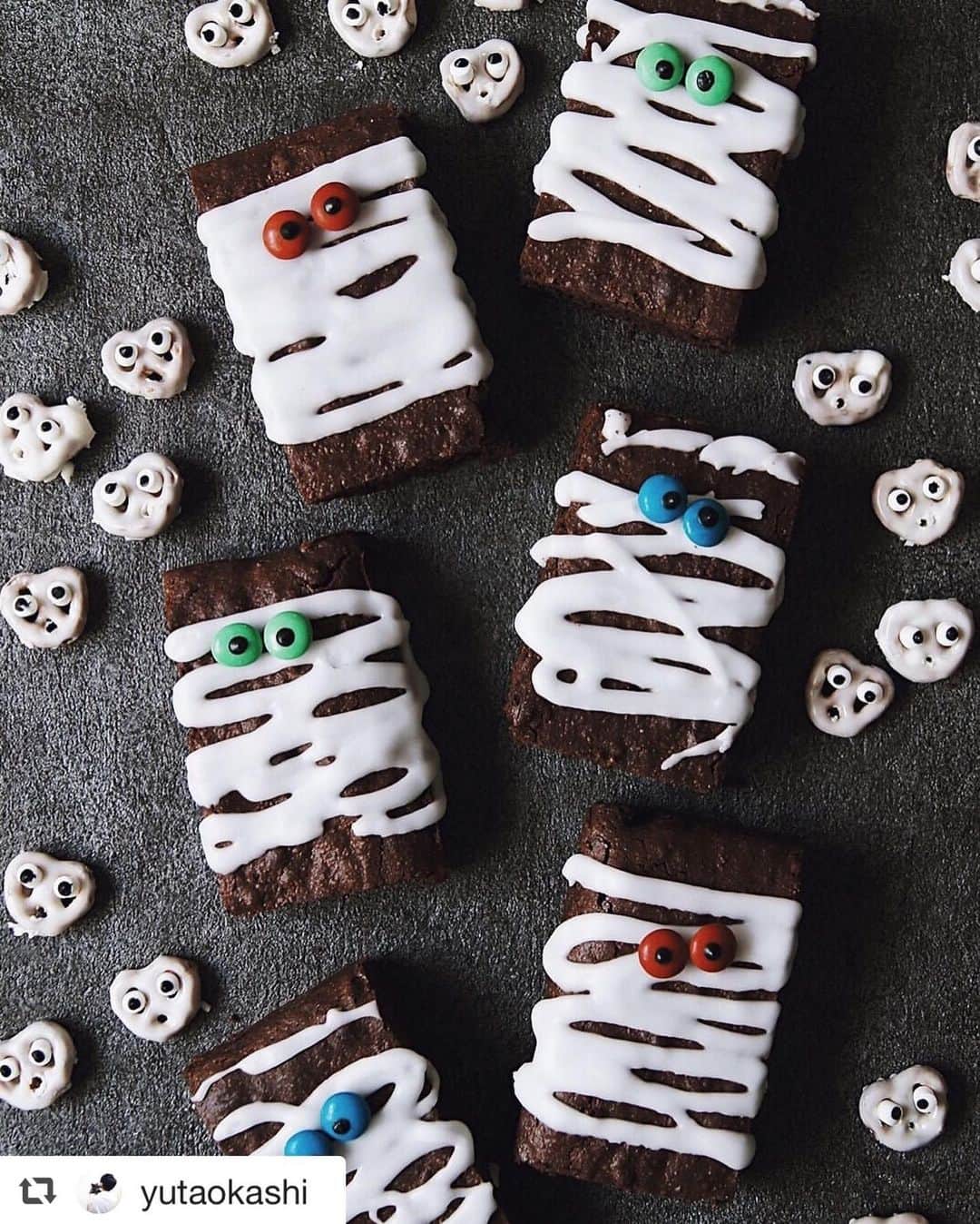 のインスタグラム：「【マカロニメイトTOPICS✍️】 明日はいよいよ #ハロウィン 👻 Instagramでたくさんの怖カワイイスイーツが目に入ってきて、目がハートになっております😍🍰 . 今回は、マカロニメイトが作る #ハロウィンスイーツ をご紹介👩‍🍳 . ▶ ブラウニー＆プレッツェル： @yutaokashi さん ▶ 紫芋のデコレーションケーキ： @natsumi_sweets さん ▶ キャロットケーキ： @hijikimom さん ▶ チョコレートウーピーパイ： @chunmacchi さん ▶ バターナッツかぼちゃプリン： @muicuit さん . ユニークなデコレーションで見ているだけでワクワクしてきますね💓楽しい週末をお過ごしください🎃 . ------------------------------------------------- マカロニメイト公式アカウントです。 #マカロニメイト を付けて写真を投稿すると、 macaroni記事やこのアカウントでご紹介させていただく場合がございます✨ おいしい写真をどんどん投稿し、編集部と共にmacaroniを盛り上げてくださいね🍳 ------------------------------------------------- ◆macaroni編集部の記事や動画制作に力を貸してくれる「マカロニメイト」を大募集中◆ 詳しくはプロフィールのURLをチェックしてね！ ------------------------------------------------- . #ハロウィンスイーツ#ブラウニー#手作りおやつ#おうちスイーツ#おうちカフェ#ケーキ作り#手作りおやつ#おうちかふぇ#カフェタイム#スイーツ好き#3時のおやつ#おやつ部#スイーツ部#今日のスイーツ#今日のおやつ#今日の食卓#スイーツ好きな人と繋がりたい#料理好きな人と繋がりたい#디저트그램#홈카페#홈스타그램#happyhalloween」