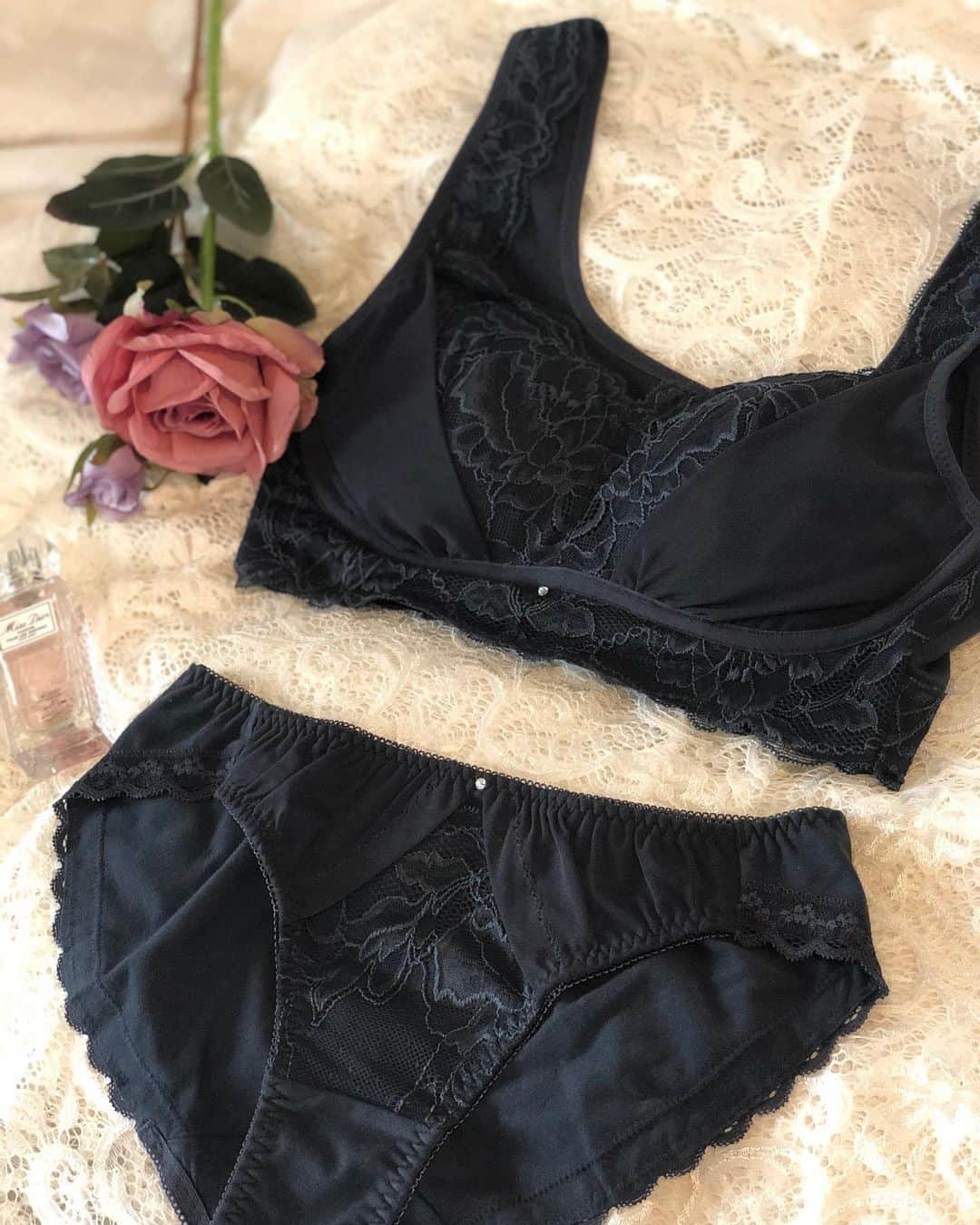 のインスタグラム：「最近オススメの @beauty_princess_official_ibl のルーム&ナイトブラとして使えるリラクシーナブラ🤍 ノンワイヤーで楽チンだけど、しっかりホールドしてくれるからお出かけの時も付けられる🙆‍♀️ ここの商品はサイズ展開が豊富で可愛いデザインがたくさん💓 体のタイプ別で分かりやすく載ってるからきっとぴったりなランジェリーが見つかると思いますよ🥰  #ビューティープリンセス #下着 #ランジェリー #ナイトブラ #ルームブラ #リラクシーナブラ」