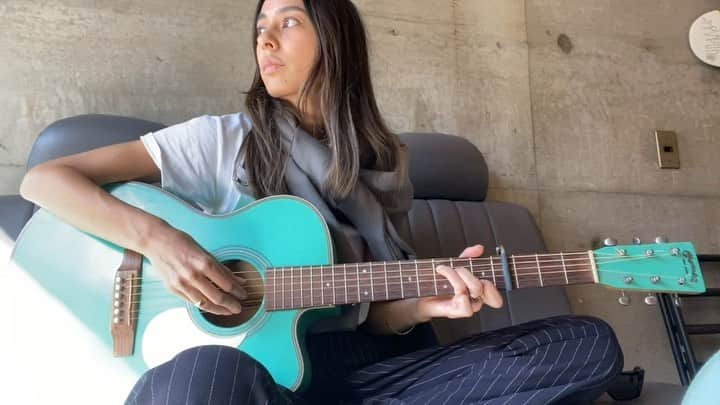 MiChiのインスタグラム：「Someone you loved 🖤 今日のリトルカバー♫ 車の音がうるさいね🙄 #lewiscapaldi#someoneyoulovedcover#singer#singersongwriter#instacovers#covers#acoustic#acousticguitar#martinguitars#seafoamgreenguitar」
