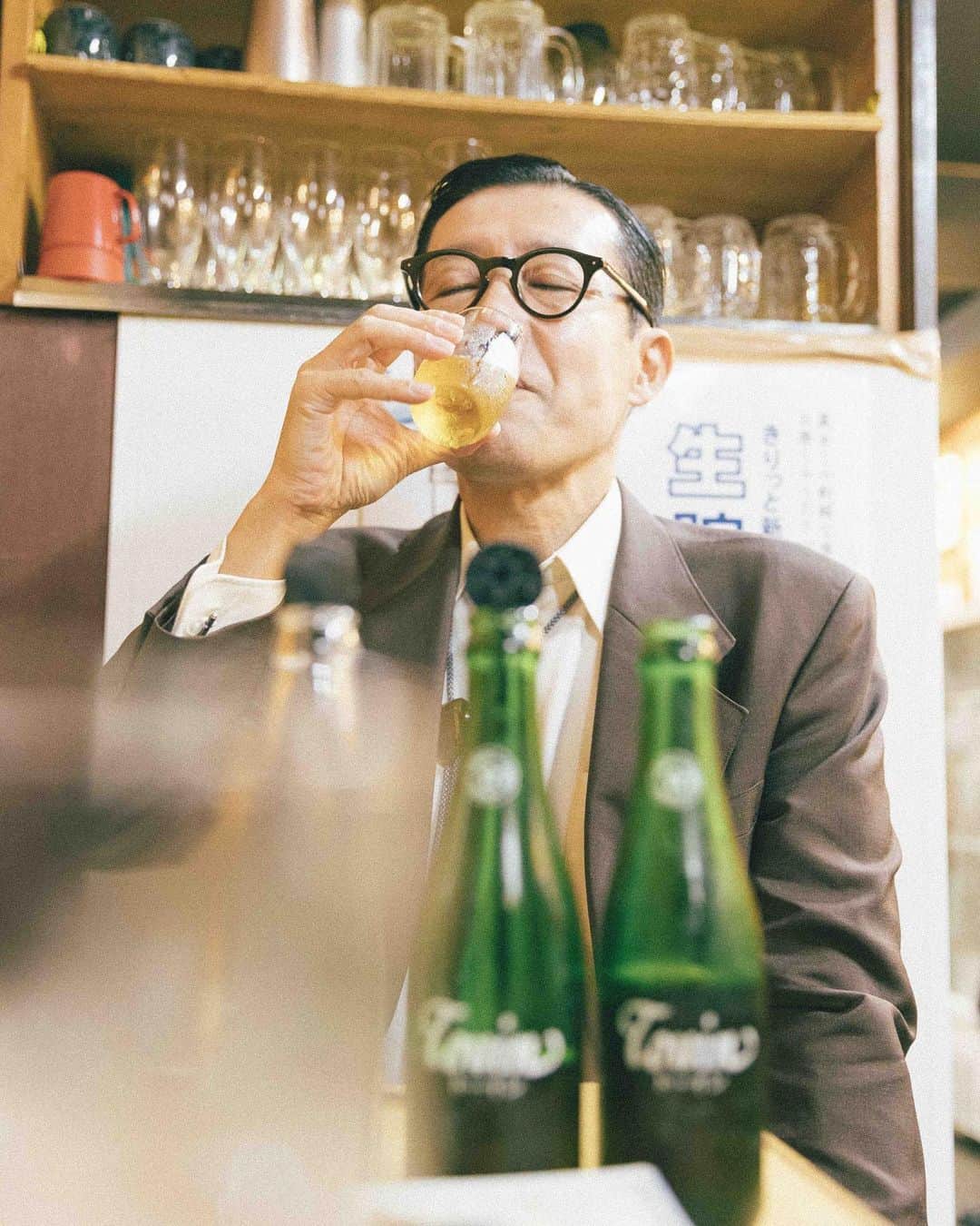 のインスタグラム：「舟唄 #岩井ジョニ男 #ジョニ男 #ジョニスタグラム #jonistagram #イワイガワ #浅井企画 #サラリーマン #whitecollarwork #ninetofiver #東京 #tokyo #西東京 #田無 #ひばりヶ丘団地 #手酌酒 #演歌を聴きながら  #肴はあぶったイカでいい  #しみじみドリンキング #心はロンリー気持ちは・・・  #オイルショック #岩井眼鏡店 #km01 #vintage_gentry  #ビンテージオーダースーツジェントリー  #instagram  #instagood  #model #cool #cooljapan」
