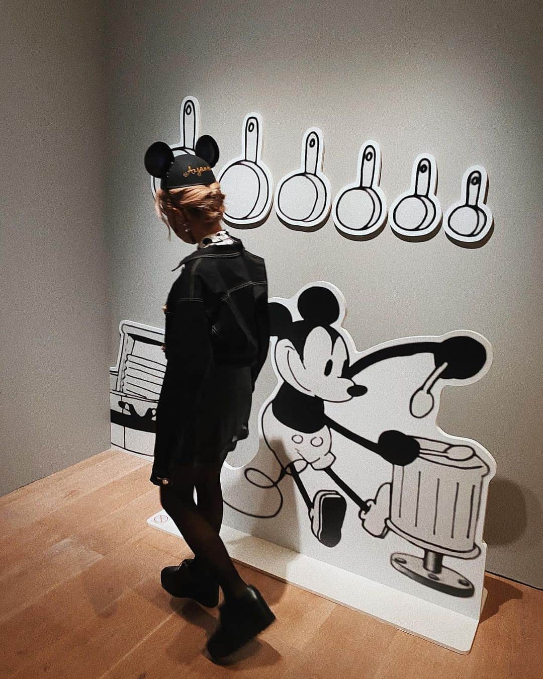 中島絢乃さんのインスタグラム写真 - (中島絢乃Instagram)「🖤🖤🖤﻿ ﻿ ﻿ たのしみにしていた﻿ #ミッキーマウス展 へ😍🐭🌈﻿ 🎟¥2800 ﻿ ニューヨーク開催から﻿ ずっと楽しみにしてた😌❤️❤️﻿ ﻿ ﻿ ﻿ ﻿ ﻿ 入ってすぐにウィリー！！😳💭💫🖤﻿ テンション上がりまくる！！！﻿ ﻿ 写真たくさんあるから﻿ どんどん載せてくね！✏️✨﻿ ﻿ 𓂃 𓈒𓏸 ‎𓂃 𓈒𓏸 ‎𓂃 𓈒𓏸 ‎𓂃 𓈒𓏸 ‎𓂃 𓈒﻿ #disneysisters_jp#mickeythetrueoriginal」10月30日 13時40分 - nakajima_ayano