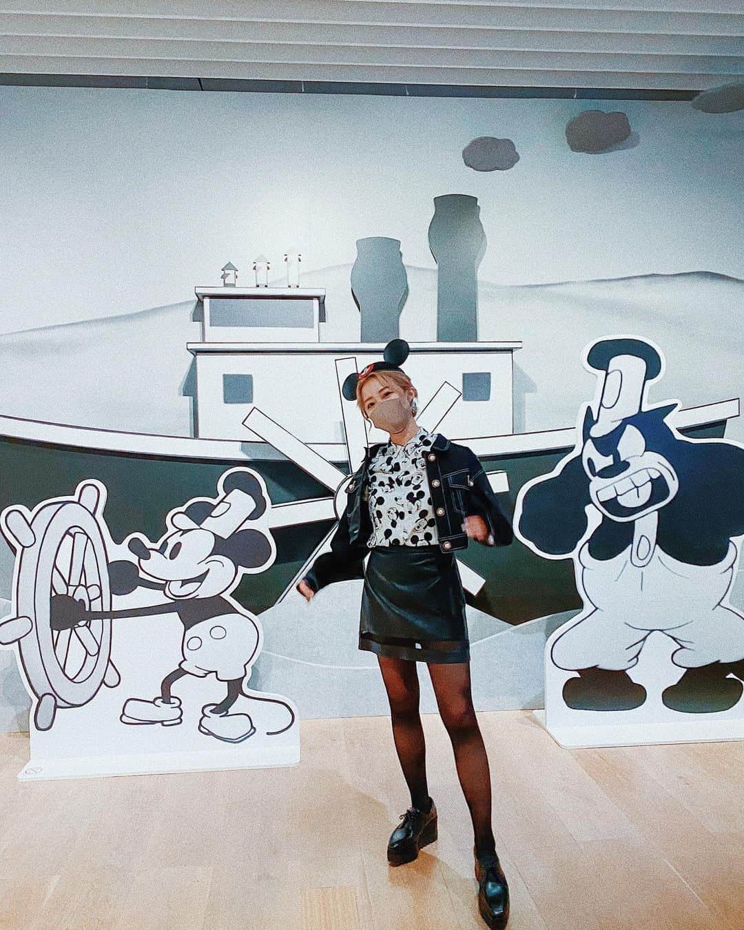 中島絢乃さんのインスタグラム写真 - (中島絢乃Instagram)「🖤🖤🖤﻿ ﻿ ﻿ たのしみにしていた﻿ #ミッキーマウス展 へ😍🐭🌈﻿ 🎟¥2800 ﻿ ニューヨーク開催から﻿ ずっと楽しみにしてた😌❤️❤️﻿ ﻿ ﻿ ﻿ ﻿ ﻿ 入ってすぐにウィリー！！😳💭💫🖤﻿ テンション上がりまくる！！！﻿ ﻿ 写真たくさんあるから﻿ どんどん載せてくね！✏️✨﻿ ﻿ 𓂃 𓈒𓏸 ‎𓂃 𓈒𓏸 ‎𓂃 𓈒𓏸 ‎𓂃 𓈒𓏸 ‎𓂃 𓈒﻿ #disneysisters_jp#mickeythetrueoriginal」10月30日 13時40分 - nakajima_ayano