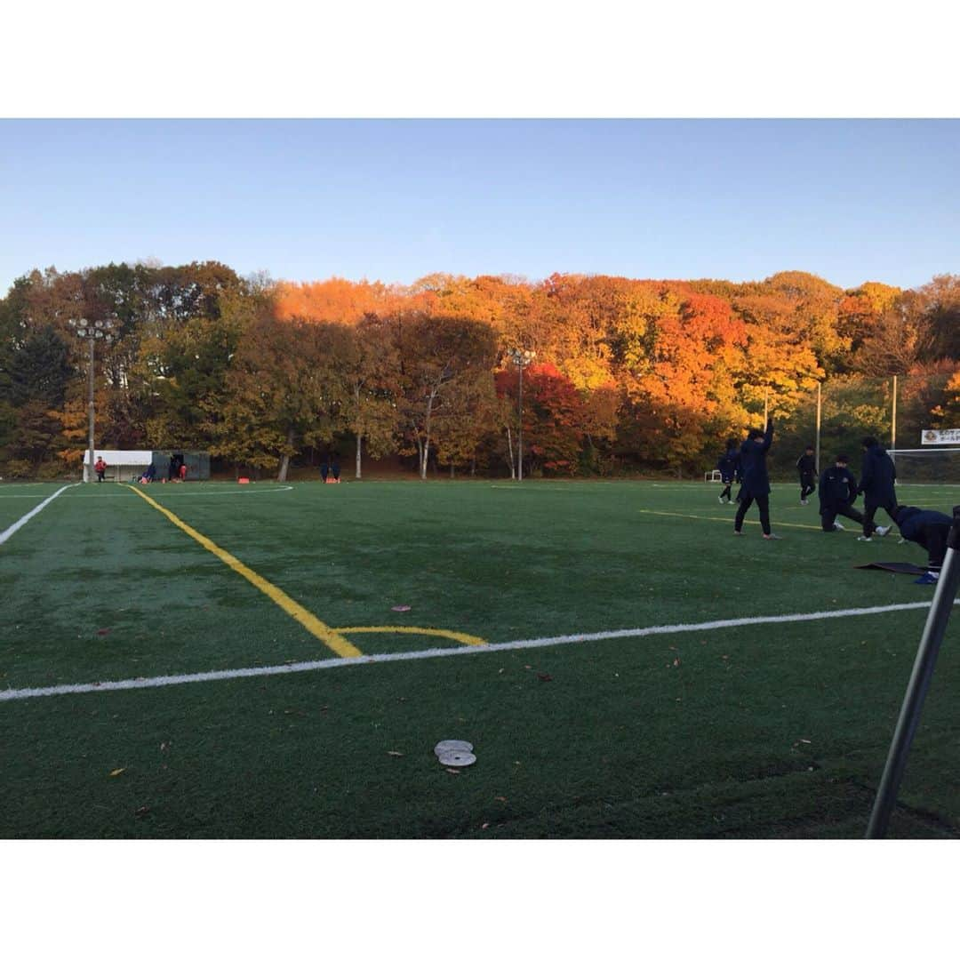 北野貴之さんのインスタグラム写真 - (北野貴之Instagram)「札幌大学。 6時45分練習スタート。 今朝からみっちりやる大学チームあるのかな！？早寝早起き。 大体みんな6時くらいから来ていたかな。 もちろん北海道の朝は5℃くらいだけど、僕が朝がけにかける言葉は「おはよう！今日暖かいね!!」 大学生は、返事に困っていました！笑 「どこの高校卒業?」 そこからコミュニケーション。 道内、道外から札幌大学に集まり、上のステージを目指す君たちの心、僕も一緒でした。自分は早々と2年で辞めたけど同じ心だったんです。 大人、社会へ出る前の最後の場となる大学生。 自分は高校で叶えることができなかったことを、ここでやるという意思で大学へ。 肉体は大人に近づくけど、あくまで学生。 ここは自由が多くあり、自分で決める時間が多くあり、色んな誘惑があり、この中で熱量ある人こそ、スポーツを通して伝えたい、そんな大学生活でありたい。 伝統の札幌大学。 #札幌大学#さらに#黄金期を」10月30日 13時44分 - takashi_kitano