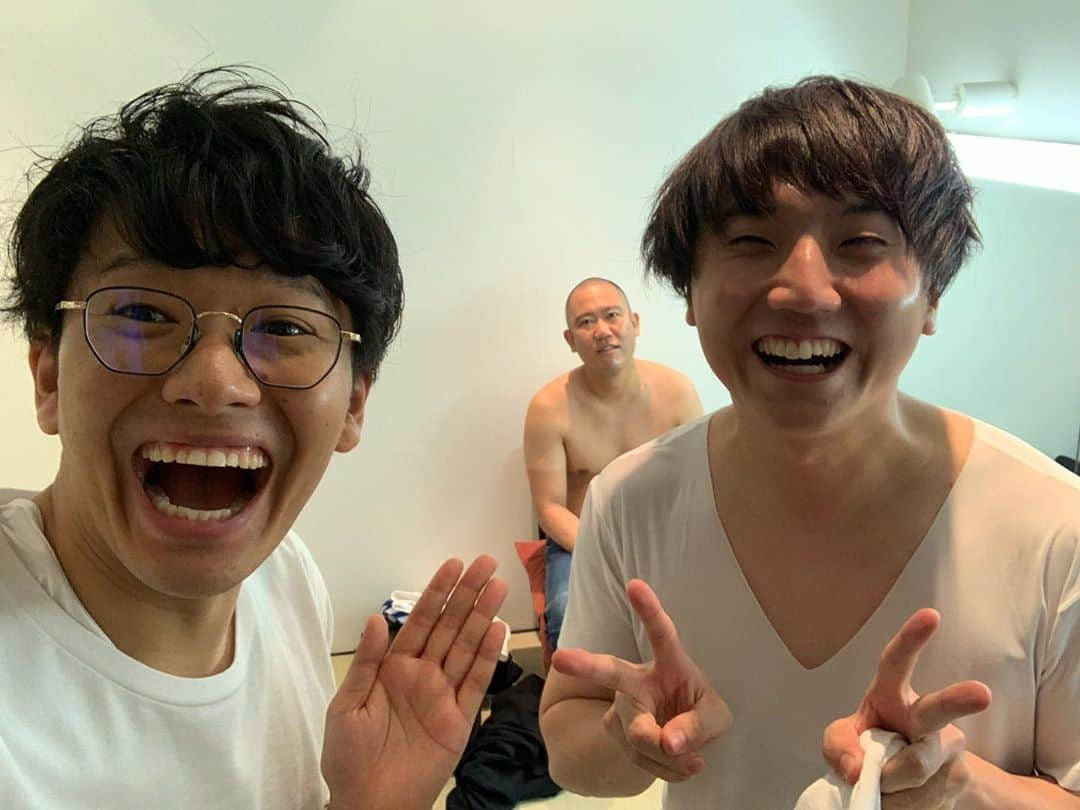 亜生さんのインスタグラム写真 - (亜生Instagram)「西野さん！西野さん奥さま！ご出産おめでとうございます！ 楽屋に赤ちゃんみたいなやつおったんで、これがたぶん西野さんのお子さんやと思います。 可愛くはなかったですが、もう首も座ってて、しっかり言葉喋ってて、薄い色のジーンズ履いてました！ ほんと、子供の成長って早いですね。 #コロチキさん #西野さん #おめでとうございます」10月30日 13時45分 - aseihurricane