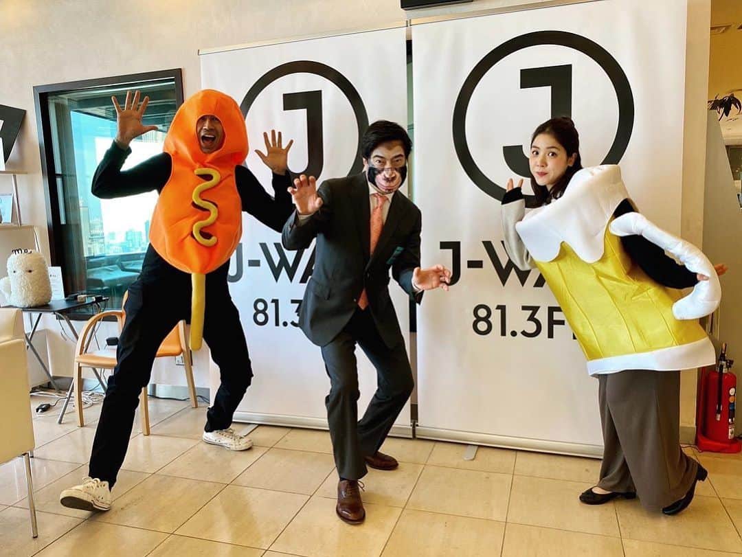 増井なぎささんのインスタグラム写真 - (増井なぎさInstagram)「🍬🎃Happy Halloween 👻🍭 今年のテーマはドイツ！フランクフルトとビールになったら、どこかの星のラジオ局感がすごい！#ジョンカビラ さんのスマートなお猿の仮装はさすがでした✨ささやかでも、楽し〜い❤︎#jwave #stepone813」10月30日 13時55分 - nagisa_masui