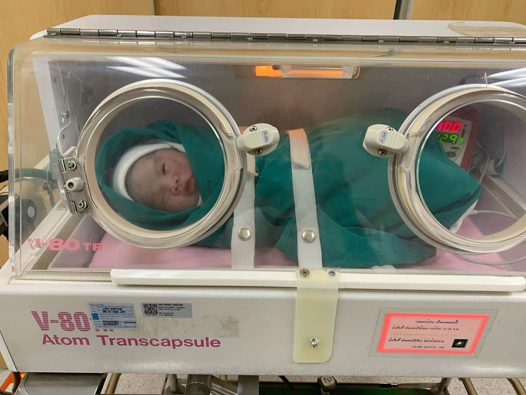 ジャキットさんのインスタグラム写真 - (ジャキットInstagram)「สมาชิกใหม่ ยินดีต้อนรับลูกสาวสุดที่รัก👶🏼🎊🎉🙏🏼💕 #คิดถึงคนบนฟ้า #เวชภิรมย์ #IDIN #IRIN #JW31」10月30日 13時58分 - jakkitzaza