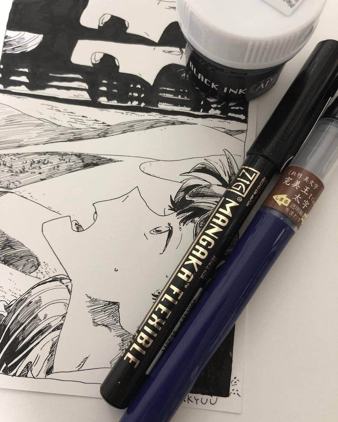 Kuretakeさんのインスタグラム写真 - (KuretakeInstagram)「インクトーバー 13日目 『砂丘』  砂丘に浮かぶ蜃気楼が描かれています。 呉竹の筆ペン「完美王」シリーズは、本体を押さなくてもちょうどよい量のインクが流れる毛筆の筆ペンで、ベタ塗りにもご好評いただいております😇  Inktober day 13 "DUNE" A mirage on dune. Cambio brush pen has perfect ink flow so stress free from painting black with it😉  Art by: @ky_yo_2   Made with: ZIG CARTOONIST MANGAKA ZIG CARTOONIST BLACK INK くれ竹美文字 完美王 太字／KURETAKE BIMOJI ”CAMBIO” Large   No ©Copyright infringement intended. Any issues? Please contact us to fix it.  #kuretake_inktober #inktober2020 #inktober #blackpenart #dailydraw #inkillustration #inkdrawing #penandinkdrawings #kuretake #kuretakezig #inktober #呉竹 #インクトーバー #インクトーバー2020 #kuretakeinktober  #呉竹筆ペン #cambiobrushpen #完美王  #kuretakebrushpen #inktoberday13 #inktoberday13dune #blackink #zigcartoonist #mangaka #zigmangaka #マンガカ #ブラックインク」10月30日 13時59分 - kuretakejapan