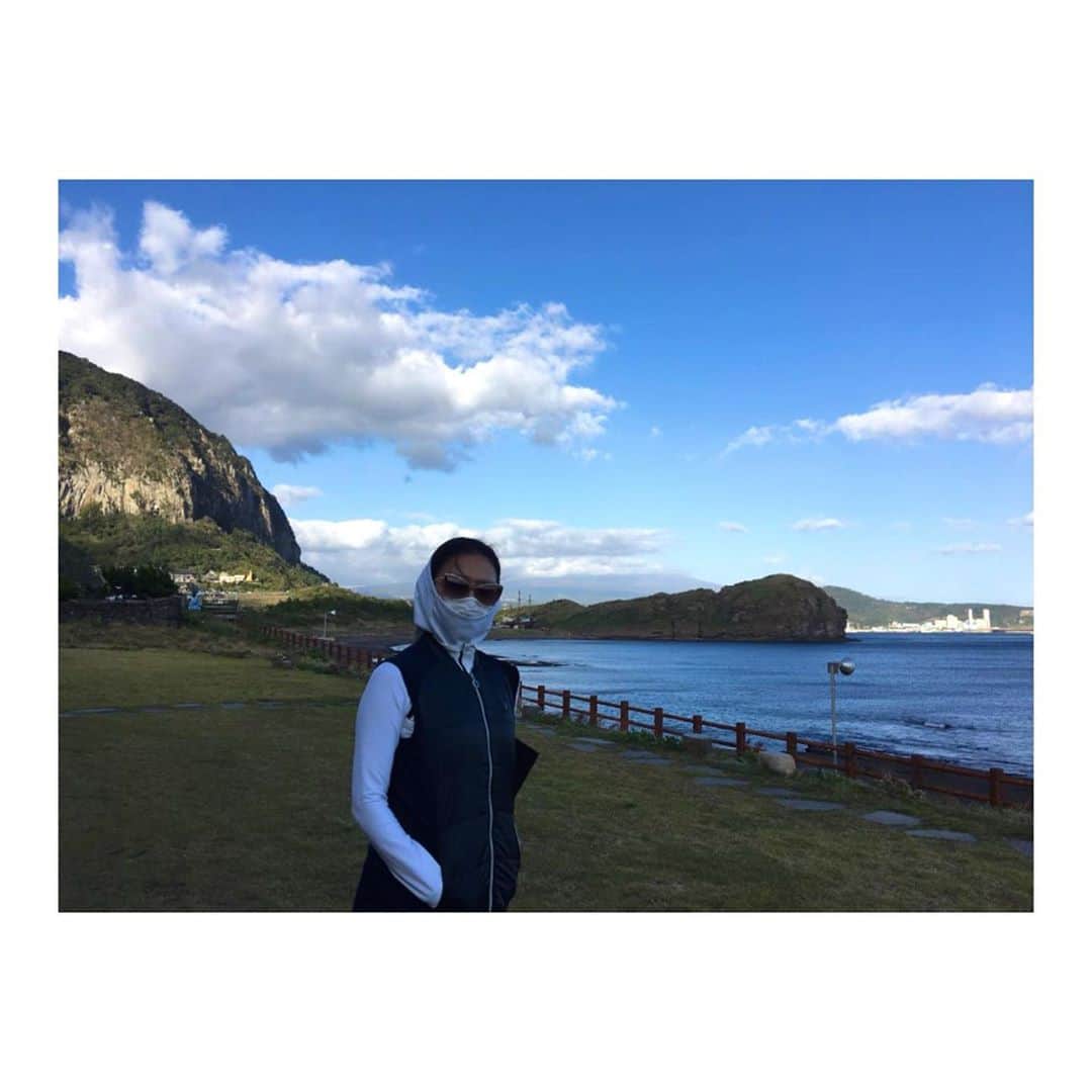 キム・ヒエさんのインスタグラム写真 - (キム・ヒエInstagram)「파란 하늘을 보면 가을을 실감해요🍁 일교차 큰 날씨에 감기 조심하세요!:) . #KIMHEEAE #김희애 @yg_stage」10月30日 14時14分 - heeae_official