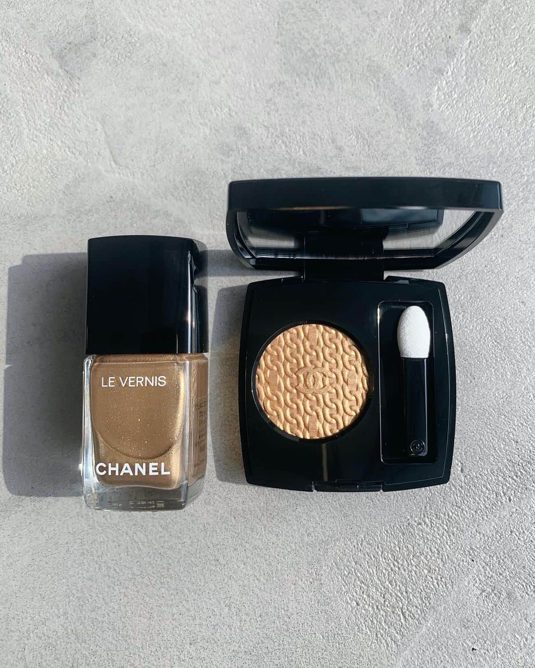 佐川理佳のインスタグラム：「LES CHAÎNES DE CHANEL @chanel.beauty  holiday makeup collection 2020 今年はCHANELのコードの1つ、"ゴールドのチェーン"がテーマ。 華やかだけど繊細。ゴールドを効かせたパッケージも印象的。」