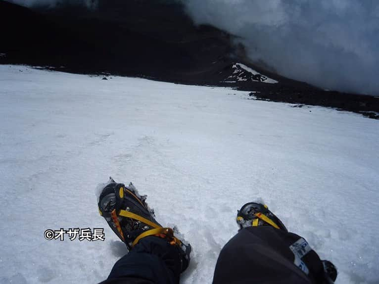 オザ兵長【公式】 さんのインスタグラム写真 - (オザ兵長【公式】 Instagram)「昔、冬の富士山を登った時の写真が出てきた。 あぶねー事してたんだなーと思ったw  #登山 #山 #富士山 #冬富士」10月30日 14時15分 - ozaheicho