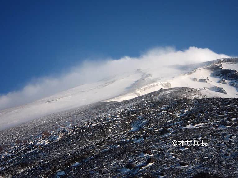 オザ兵長【公式】 さんのインスタグラム写真 - (オザ兵長【公式】 Instagram)「昔、冬の富士山を登った時の写真が出てきた。 あぶねー事してたんだなーと思ったw  #登山 #山 #富士山 #冬富士」10月30日 14時15分 - ozaheicho