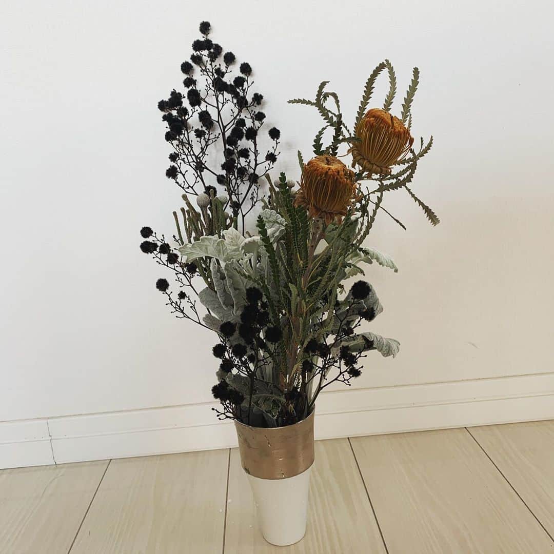 のインスタグラム：「ハロウィン🎃の気分を エッセンス的にとりいれた お花💐  ジブリ作品に登場する まっくろくろすけ＝ススワタリ みたいな 黒いポンポンがついたのをチョイスしてみましたっ✨  #おうち時間 #お花のある暮らし #お花のある生活 #ライフスタイル #丁寧な暮らし #flowers」