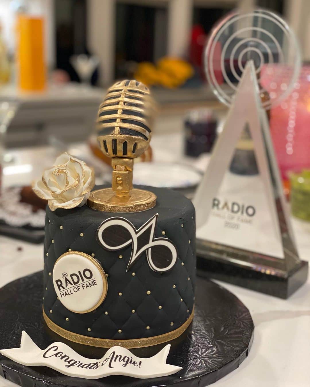 のインスタグラム：「the family was hype.  feeling super blessed.  and super grateful.  if u been with me or cheered me on a long the way... Thank you!!! Shit aint always been easy.  or sweet.  but i wouldnt change a thing about my journey.  its been a long beautiful road to the #RadiohallOfFame 📻」