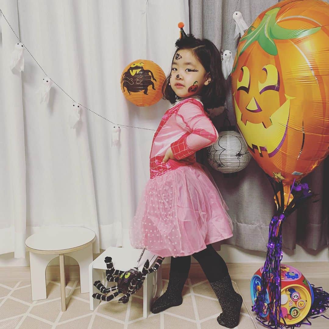 イ・ユンジのインスタグラム：「이..쯤인가? #허리찾기#스파이더걸#할로윈커스튬👻🎃」