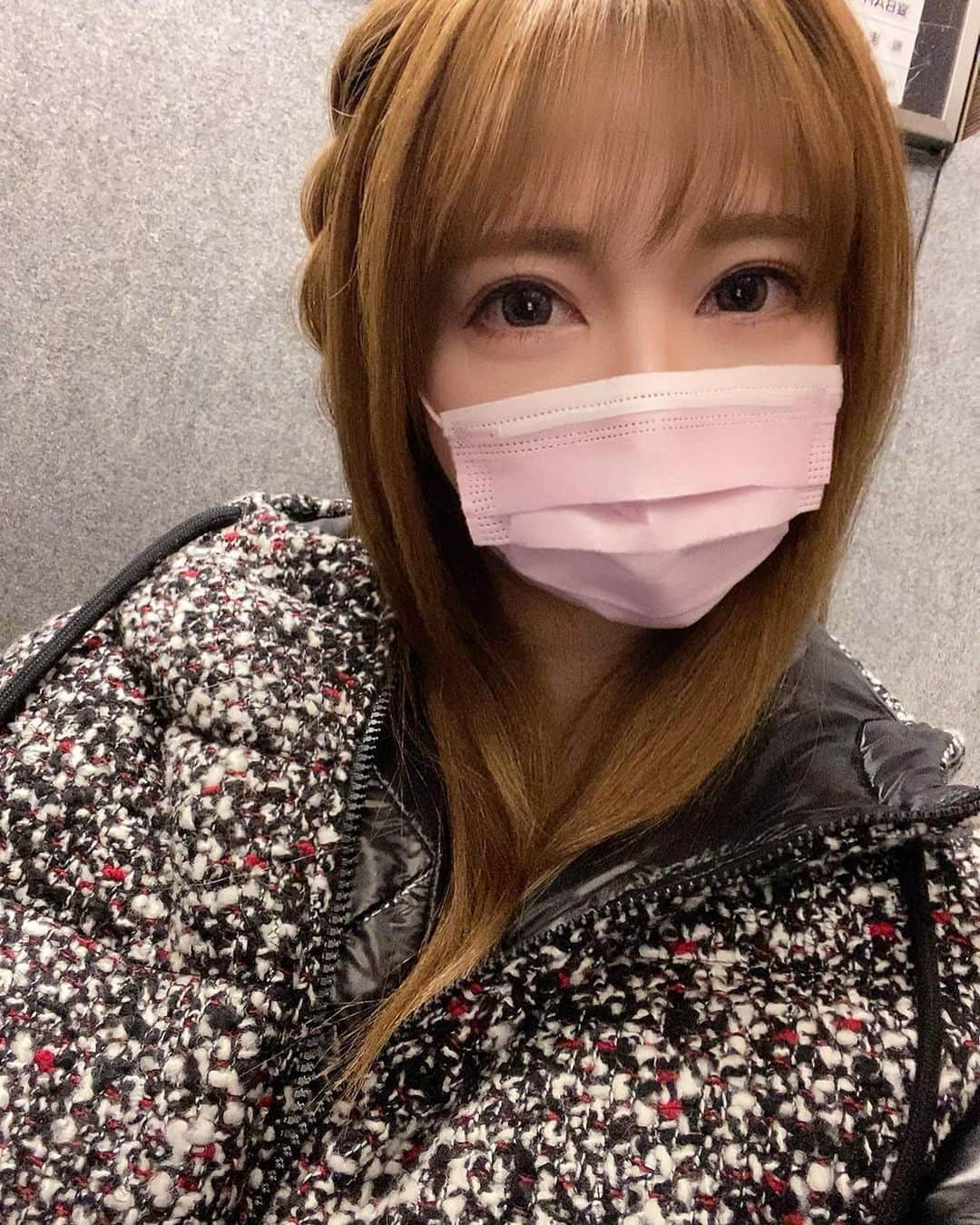 北山美奈さんのインスタグラム写真 - (北山美奈Instagram)「出勤時は常にマスク😷　 小さいサイズのピンクが好きです。 毎日使い捨てできるのが好きです。 今日明日もよろしくお願いします。  #すすきの#ニュークラブ #鈴鐘#ベルベ#クラブ鈴鐘#姉クラ#ラウンジ#キャバ嬢#ホステス#マスク#コロナもううんざり」10月30日 14時34分 - rin_minakitayama