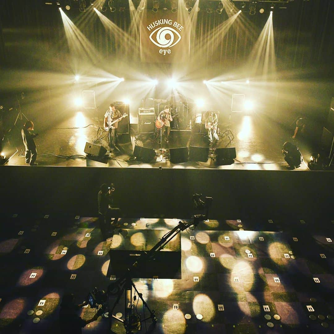 磯部正文のインスタグラム：「HUSKING BEE  10th Album「eye」 いよいよ今夜は アルバムの全曲ライブ演奏配信 是非ご覧ください  10/30(金)21:00〜 ＊アーカイブ配信 10月31日(土)23:59まで  配信チケット：￥2,500（税込） 発売：10/5 (月) 12:00〜 チケット⇒https://t.co/38sZFvvilU」