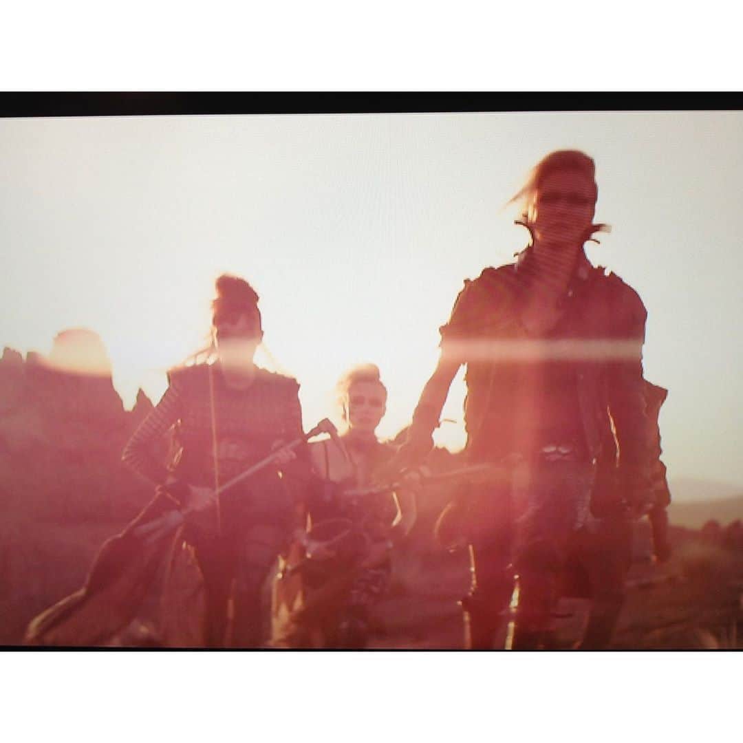 レイク・ベルのインスタグラム：「#tbt to @camerondiaz as I see her: a fierce bad ass leader of Amazonian warrior goddesses. Obviously. #inaworld #amazongames #sistercode ❤️👊🏼」
