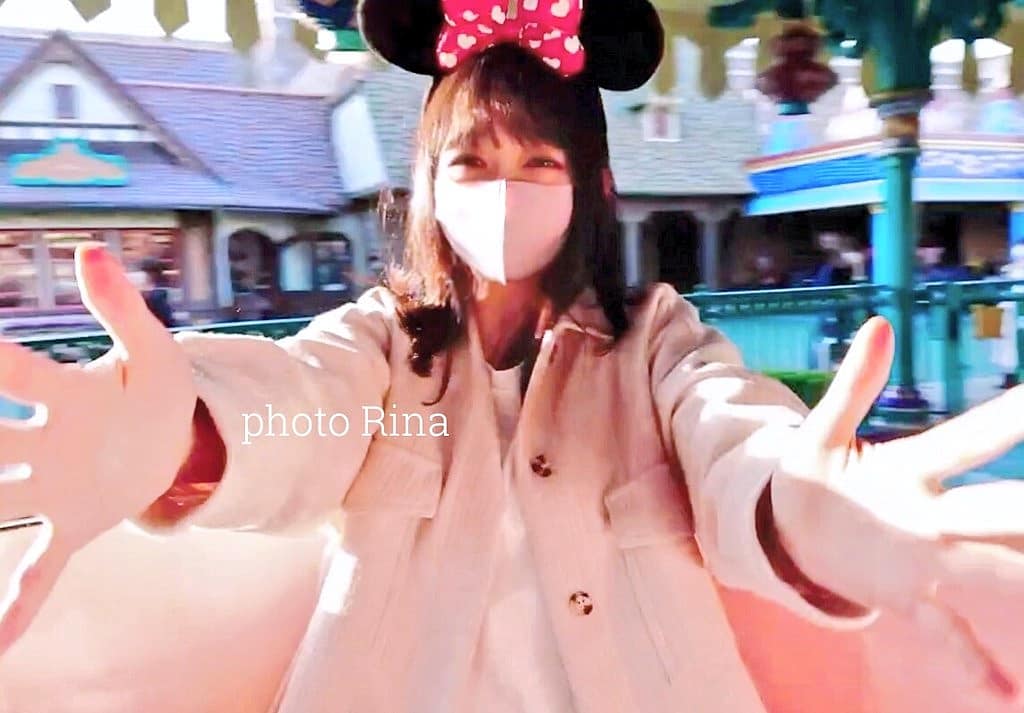 五月女璃奈のインスタグラム：「誕生日おめでとう🎂連絡みんなありがとう～～🥰． : 飛躍の年にするぞ🌹. : 新アトラクション、 美女と野獣"魔法のものがたり"の抽選が当たったよーー💛. : : : : #happybirthday #disney #disneyland #美女と野獣 #魔法のものがたり #新エリア #美女と野獣エリア #エントリー受付当選 #誕生日 #ディズニー #ディズニーランド #ミニーのスタイルスタジオ #ベイマックス #VLOG #社労士 #社会保険労務士 #士業 #youtube  #beautyandthebeast 🌹💓」