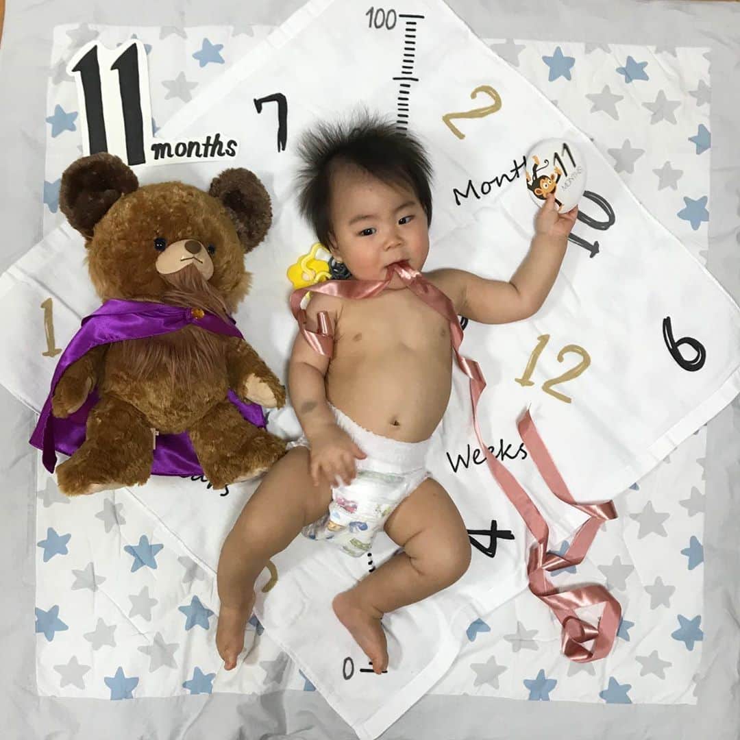 野口綾子さんのインスタグラム写真 - (野口綾子Instagram)「少し前ですが… あっという間に11ヶ月🎃 来月はとうとう1歳かぁ〜！先輩ママ達から聞いてはいたけど予想の10倍くらい速い！！ 産まれてきてくれて本当にありがとう。命の尊さ大切さを改めて噛みしめて感謝しています。失いたくない物だらけだよ。 #11ヶ月ベビー #寝相アート #ハロウィンコスプレ #男の子baby #babyboy #halloween #halloweenmakeup」10月30日 14時49分 - ayako__n