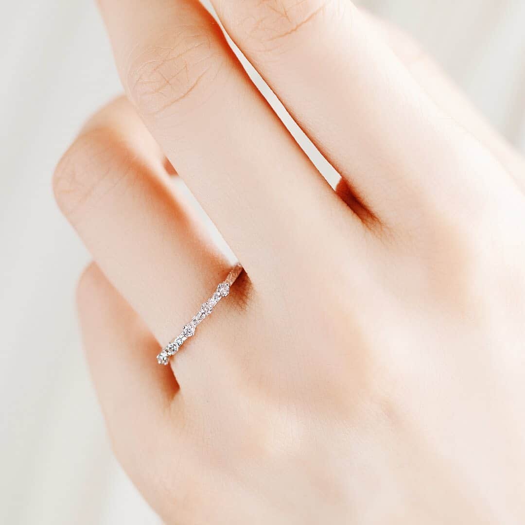 AbHerї〈アベリ〉さんのインスタグラム写真 - (AbHerї〈アベリ〉Instagram)「The ring with a delicate hand-carved twinkling pattern can be enjoyed from any angle.﻿ 煌めきを連ねるように﻿ 繊細な手彫りの模様を施したリング。﻿ ﻿ 模様は正面だけでなく側面にも施し、﻿ どの角度からもお楽しみいただけます。﻿ ﻿ 日々を﻿たえず明るく照らしてくれる﻿ あたたかな輝きです。  #abheri #アベリ #engraving #手彫り #きらめき模様」10月30日 14時52分 - abheri_official