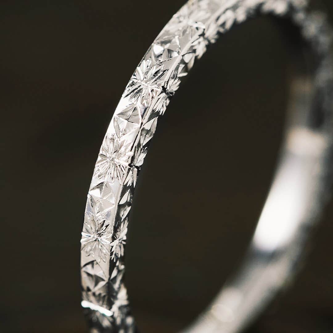 AbHerї〈アベリ〉さんのインスタグラム写真 - (AbHerї〈アベリ〉Instagram)「The ring with a delicate hand-carved twinkling pattern can be enjoyed from any angle.﻿ 煌めきを連ねるように﻿ 繊細な手彫りの模様を施したリング。﻿ ﻿ 模様は正面だけでなく側面にも施し、﻿ どの角度からもお楽しみいただけます。﻿ ﻿ 日々を﻿たえず明るく照らしてくれる﻿ あたたかな輝きです。  #abheri #アベリ #engraving #手彫り #きらめき模様」10月30日 14時52分 - abheri_official