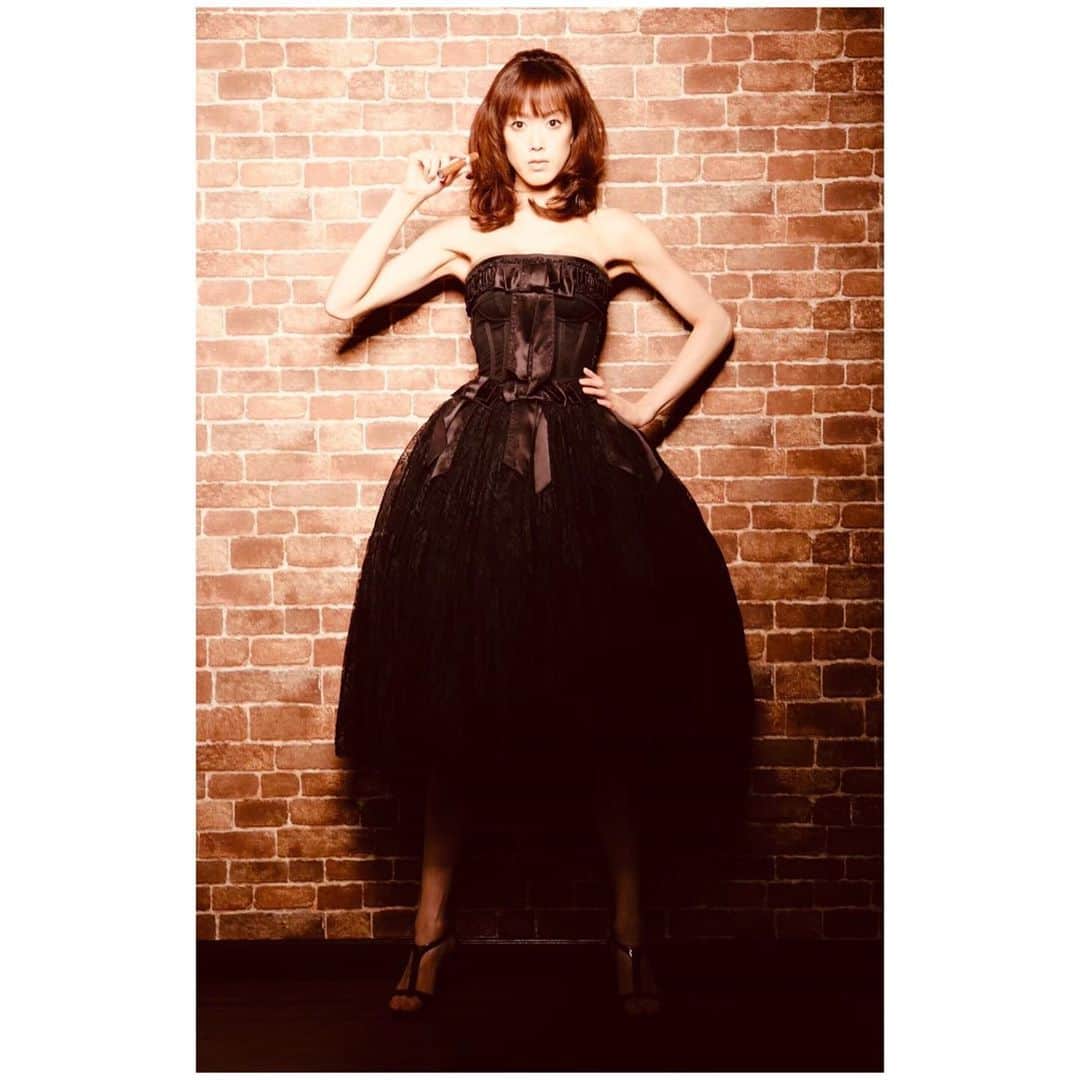 のインスタグラム：「満月の夜　ハロウィンですよー🎃🖤👻🧡  「Trick or Treat」ってお菓子をねだる、、、子供の頃やってみたかったなー😁 明日は🎃Stay Home Halloween🎃を楽しみましょ👻っということで、、、LINE LIVE生配信、おうちでハロウィンパーティーでーす。ご参加お待ちしてまーす😘  ・ ・ ・ 大和悠河　LINE LIVE生配信　 第27章10/31(土)夜9時〜 🎃プログラム🎃 ドレスコードはブラック🖤×オレンジ🧡×グリーン💚です。 ☆今夜のゲスト紹介 ☆乾杯 〜ハロウィンDrink &ハロウィンSnack〜 一緒に乾杯しましょ😉 乾杯のドリンクはハロウィンアペロール🎃。フードはハロウィンチョコレート👻！です。 ☆ファッション解説 〜 ハロウィンなファッション〜 ☆Yuga in Wonderland〜今お気に入りの物〜 ☆I love cooking 〜YUGAな食卓〜南瓜🎃 ☆Chiacchierキアッキエーレお喋りタイム  ☆お悩み相談 私に相談して下さいね😉 ☆ 大和悠河の５分で語るオペラの真髄(新解釈)YUGAオペラカイエ〜魔女が歌うオペラ〜 ☆LINE LIVEプレミアム会員限定スペシャルなお知らせ 〜愛言葉  では！！沢山のコメント、お待ちしてまーす😉。 . . . @yugayamato  #大和悠河　#yugayamato #ハロウィーン　#ブラックドレス  #パンプキン🎃#何着ようかな  #linelive #linelive生配信  #blackdress  #dolcegabbana    #dolcegabbanabeauty    #dolcegabbanadress」