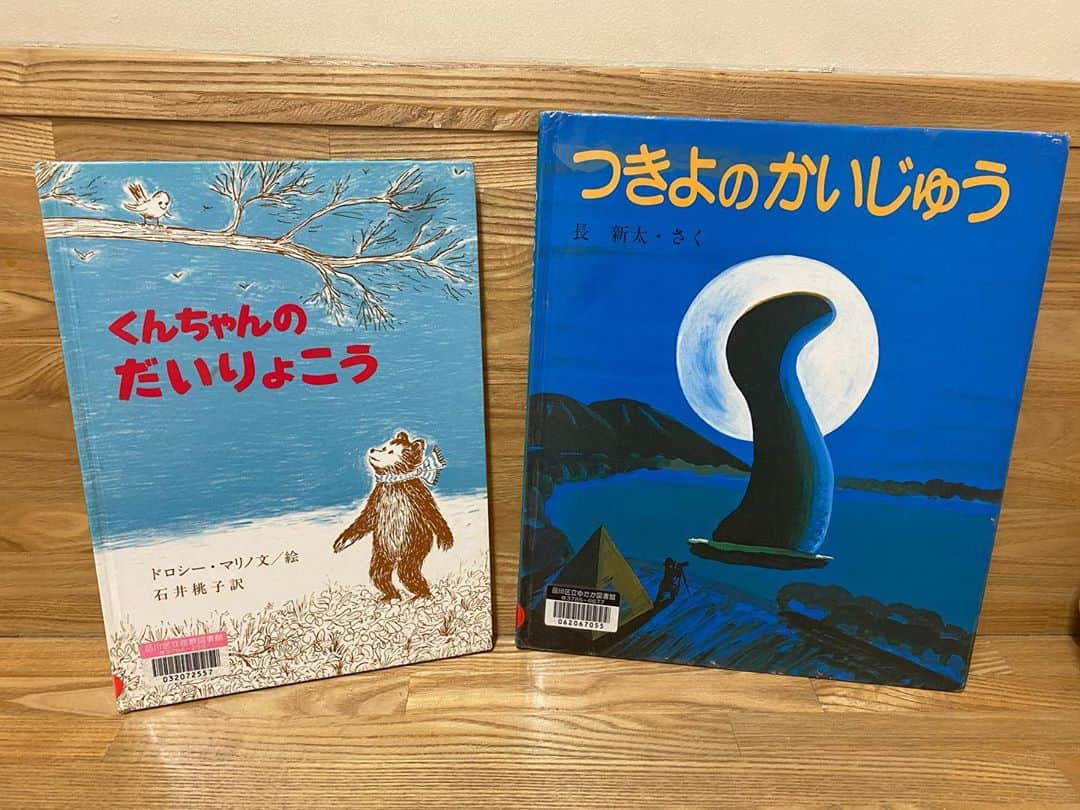 田添菜穂子さんのインスタグラム写真 - (田添菜穂子Instagram)「秋の読み聞かせ週間、今日は1年生😊  長新太さんの「つきよのかいじゅう」は、長さんらしい意表のつき方にみんなきゃあきゃあ😆✨  くまのプーさんやピーターラビットの訳でおなじみ石井桃子さん訳「くんちゃんのだいりょこう」はこぐまさんが大冒険に出かけようとして、お母さんにキスを忘れてもどったり、双眼鏡をとりに帰ったり、帽子をとりに帰ったりするうちに、つかれておうちでぐっすり、、という、とてもかわいいお話💕いったりきたりが大うけで😆反応のいいみなさんと楽しみました😊  一人で読んでてもこんな楽しい時間は過ごせないんだから、一緒にわあきゃあ楽しんでくれた1年生さんたちに感謝😆✨  #読み聞かせ #読み聞かせ絵本 #読み聞かせボランティア #読み聞かせ小学1年生 #長新太 #つきよのかいじゅう #佼成出版社 #くんちゃんのだいりょこう #ドロシーマリノ #石井桃子 #石井桃子訳 #岩波書店」10月30日 14時59分 - nahokotazoe