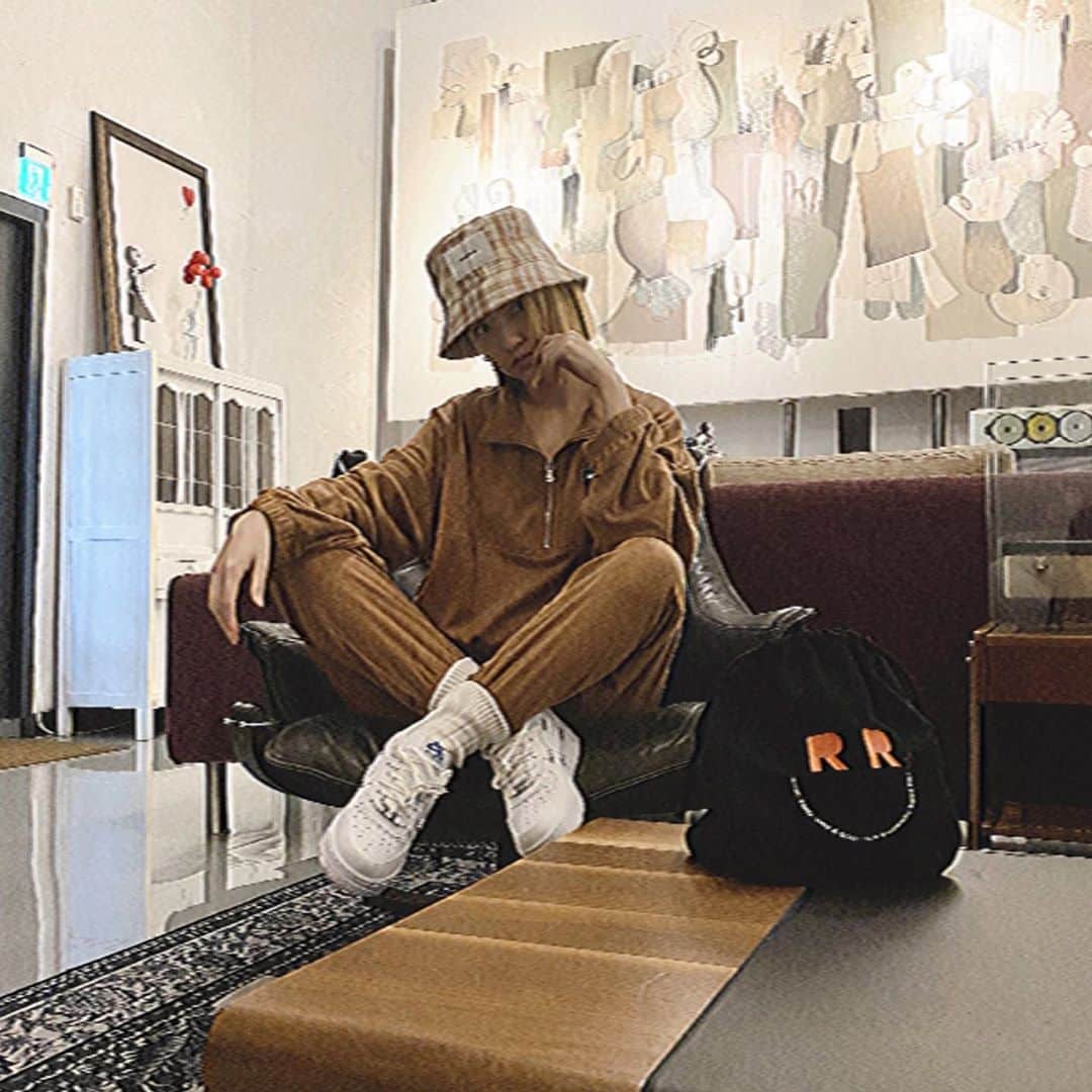 レイニー・ヤンのインスタグラム：「🧡 這陣子的穿搭照  未免發得太密集  我是否該緩緩先  帽子 @pazzo  上衣褲子 @yuyu_active  鞋子 @nike  包包 LIKE A STAR演唱會周邊商品  #ootd #穿搭照」