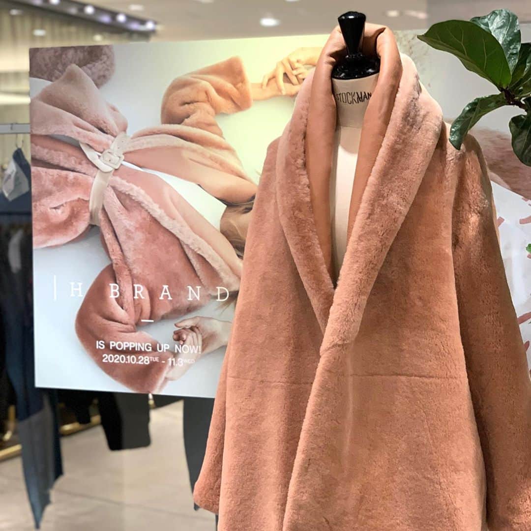 のインスタグラム：「H BRAND POP UP STORE Until 11/3 3F 『D.EDIT』 Event Space #Hankyu #HANKYUMODE #umedahankyu #阪急うめだ本店 #うめだ阪急 #阪急百貨店 #osaka #umeda #mode #dedit #2020aw #hbrand #エイチブランド #ファーコート #ファージャケット #フェイクファー #フェイクファーコート」