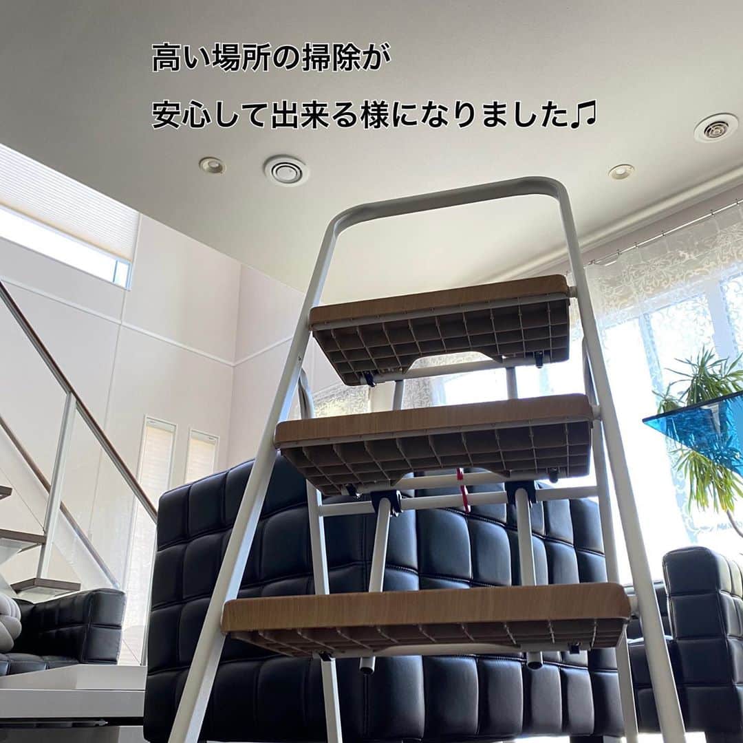 meguri.kさんのインスタグラム写真 - (meguri.kInstagram)「家の中の高い所の掃除、椅子に乗って行ってましたが最近落ちそうになり危険を感じたので、しっかりした脚立を迎え入れました！！ ・ どうせならインテリアに馴染むデザインの物を…と木目調なオーク×マットなホワイトのフォールディングステップを選びました♫ ・ 安定感抜群✨ そして脚立の概念の斜め上をいくデザインにご満悦✨ ・ 開閉も楽々で畳むとスリムで場所を取らないのも魅力✨ ・ 耐荷重は約100kgだから我が家の大きめな主人でも大丈夫🙆‍♀️ ・ これで安心して掃除できます✨ ・ @hinatalife  さんでgetしました♫ストーリーから飛べます😊 ・ 気になる方は20%ポイント還元やってる今がチャンス✨ ━━━━━━━━━━━━━━ Thankyou for 400,000 Followers!!キャンペーン  〇キャンペーン内容 全品20％ポイント還元！！ 【～11/3(火) 23:59】  ※ポイント付与は、商品発送時となります。 ※会員登録をお忘れなく！ ━━━━━━━━━━━━━━ ・ #脚立#フォールディングステップ#ひなたライフ#hinatalife #ひなたライフフレンド#PR#リビング#living#dining#ダイニング#interior#暮らし#くらし#日々のこと#暮らしを楽しむ#暮らしを整える#シンプルライフ #一条工務店#ismart #マイホーム#シンプルインテリア#ナチュラルインテリア#北欧インテリア#暮らしの記録 #暮らしの道具#北欧#家事#掃除#丁寧な暮らし」10月30日 15時02分 - meguri.k