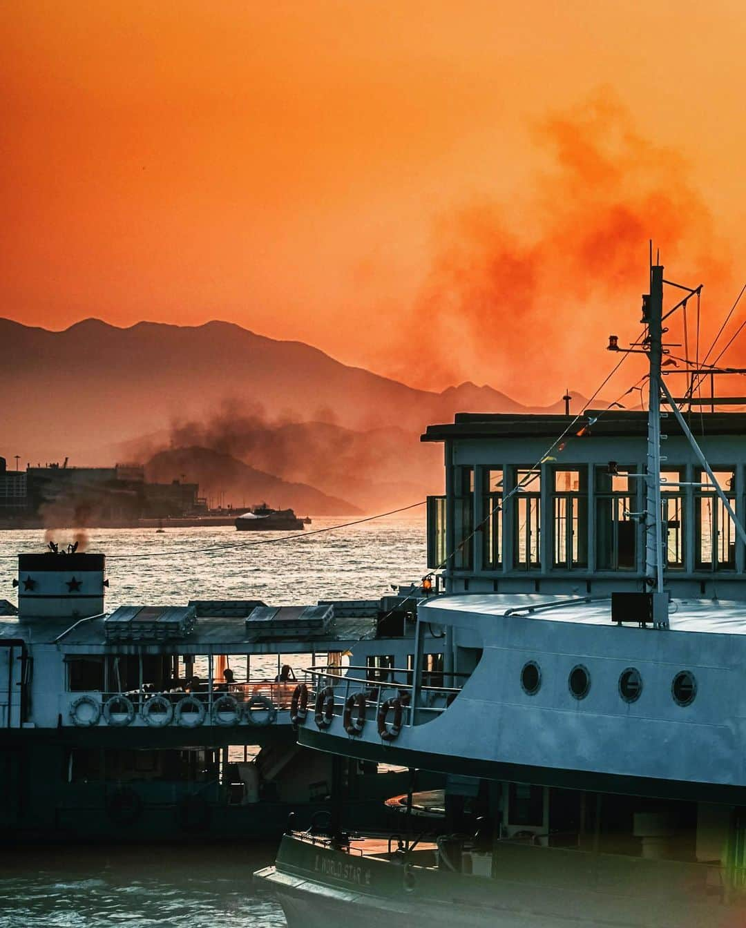 HAYAMI HANNAH ハナさん ど田舎さんのインスタグラム写真 - (HAYAMI HANNAH ハナさん ど田舎Instagram)「. Sunset Time 🌇🇭🇰 Star Ferries ⛴ at TST —- Preparing for halloween 🎃? . .  スターフェリー 便利ですよね！    #hayamihannah  #DiscoverHongKong  #Picsofhk #香港 #Sonyimagegallery  #instameethk⁠ #awesomehongkong  #hongkongphotography⁠ #unlimitedhongkong  #exploringhongkong⁠ #hongkongstreets  #hongkonginsta  #hongkong  #hongkonglifestyle #hongkongstreetphotography⁠ #visualhongkong  #reframinghk  #Hongkongliving #sonyimages  #moodygrams⁠  #Adorama #Way2ill #yourshotphotographer  #localiiz  #HongKongGuide #TimeOutHK #capitalshooters  #DarkMobs  #Monstermoods  #zolimahongkong」10月30日 15時03分 - hayamihannah